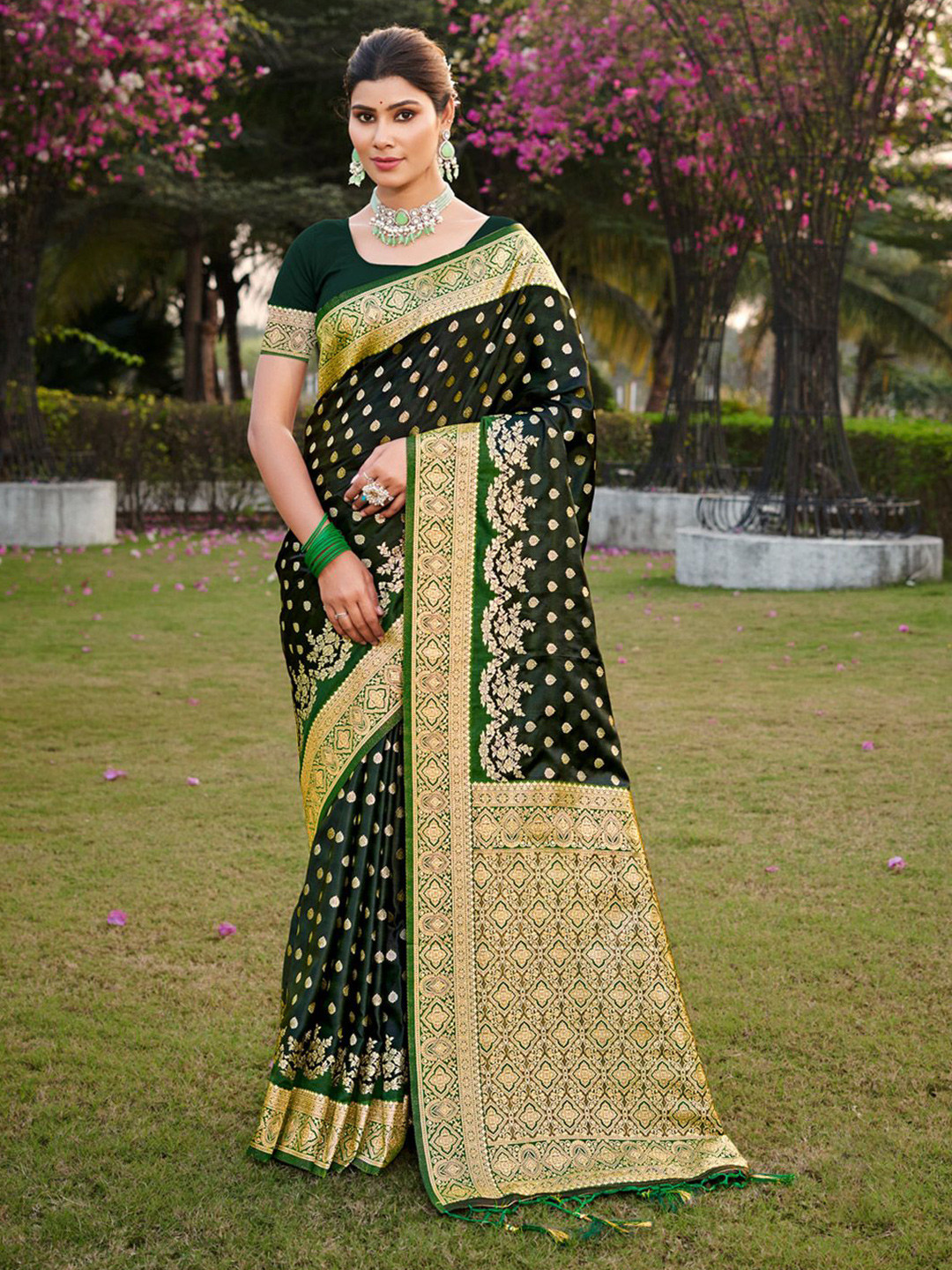 DEVATITHI Ethnic Woven Design Stain Saree