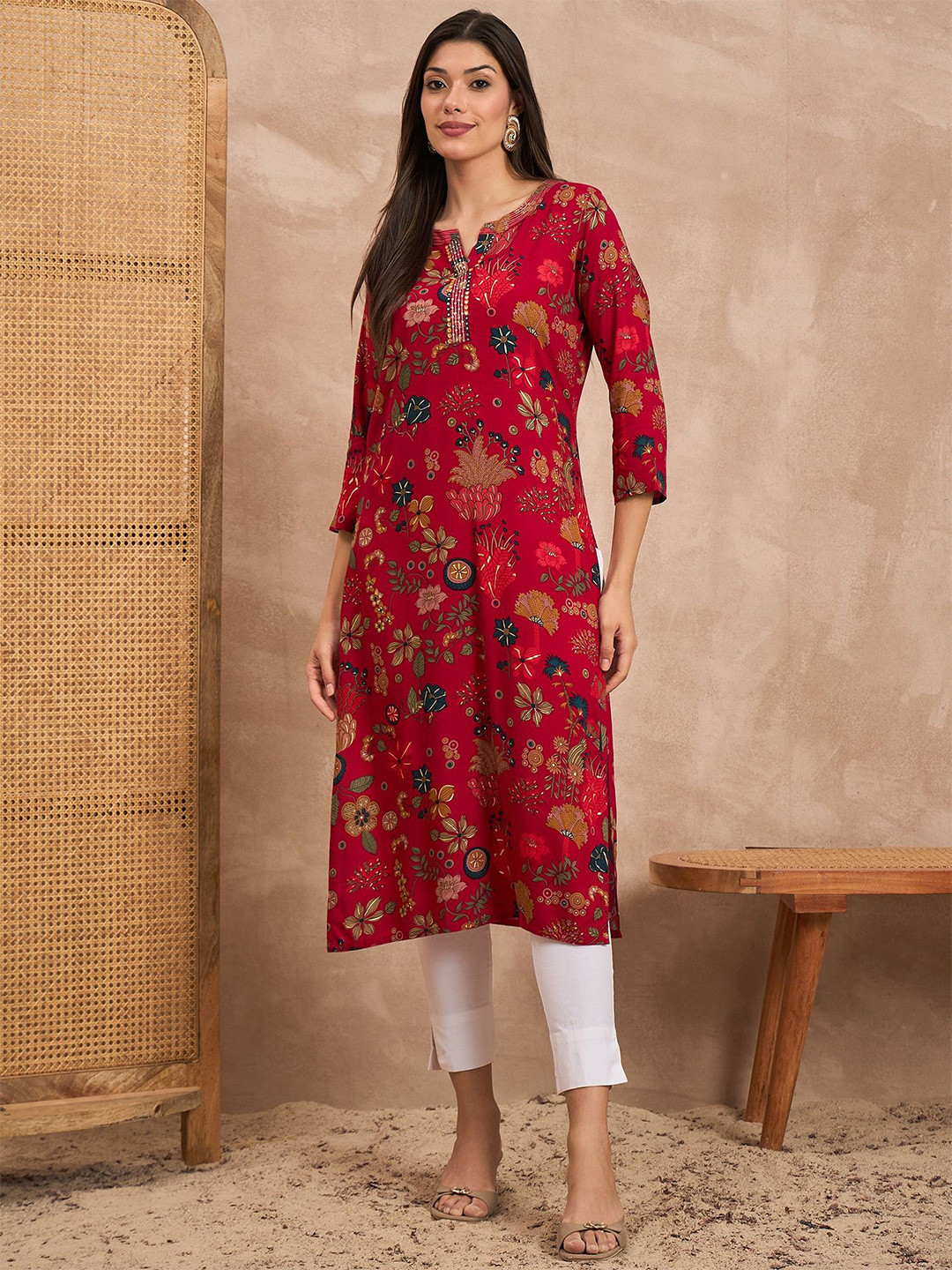 CHETI Women Floral Printed Beads and Stones Straight Kurta