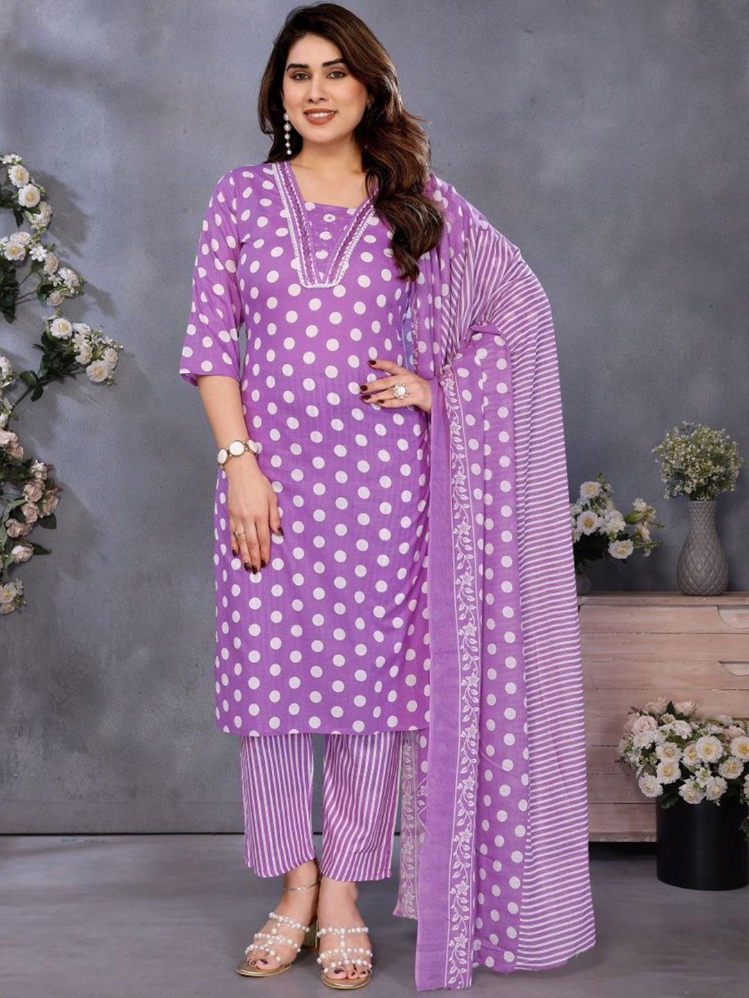 Banwaree Women Floral Printed Regular Kurti & Trouser With Dupatta