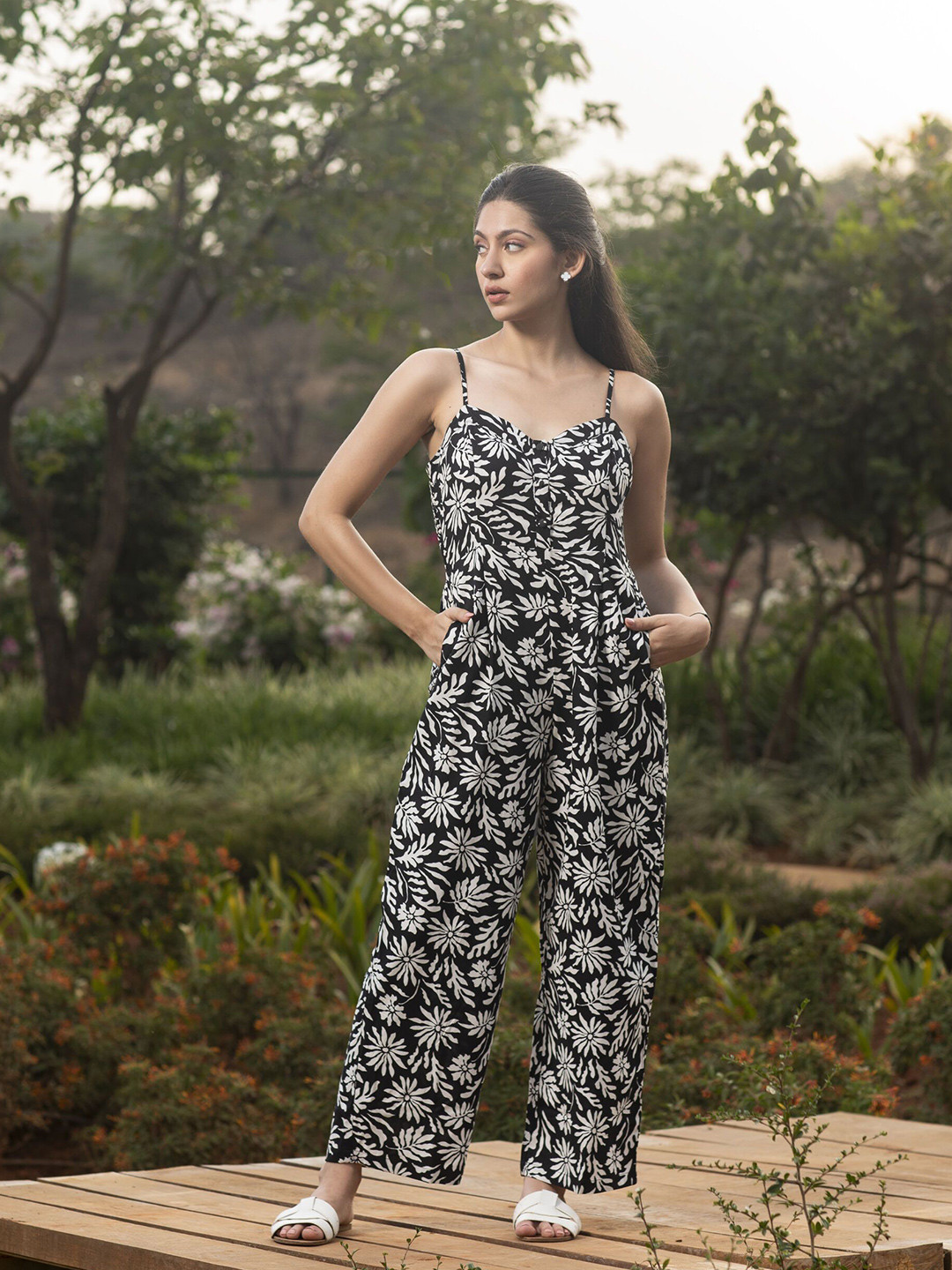 ELEVEN.O.ONE Printed V-Neck Basic Jumpsuit