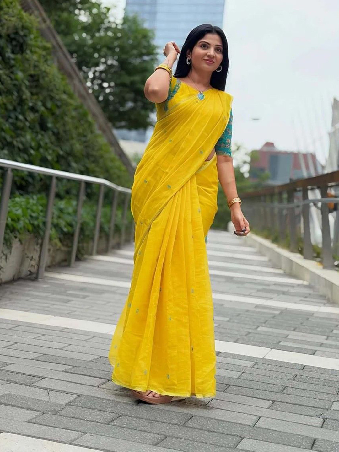 NIRAVE FASHION Floral Printed Saree