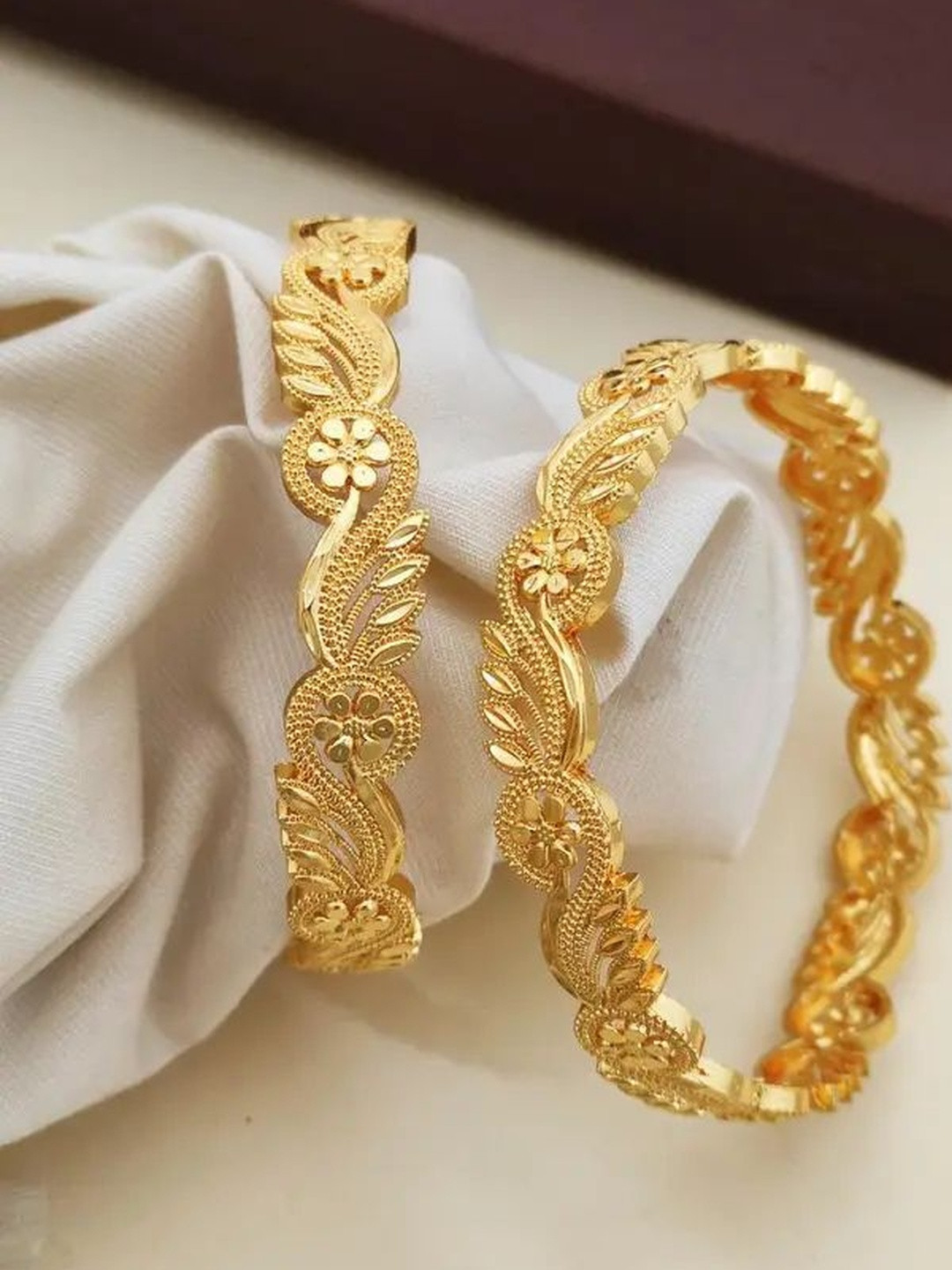 DIVASTRI Women Gold Plated Designer Cutwork Bangle