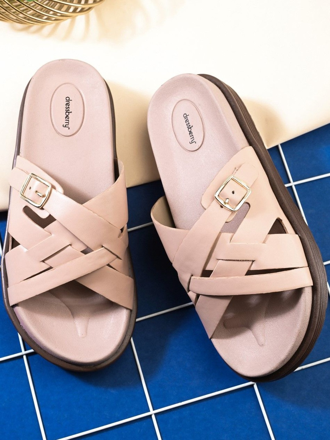 DressBerry Women Cross-Strap Flat Sandals with Buckle