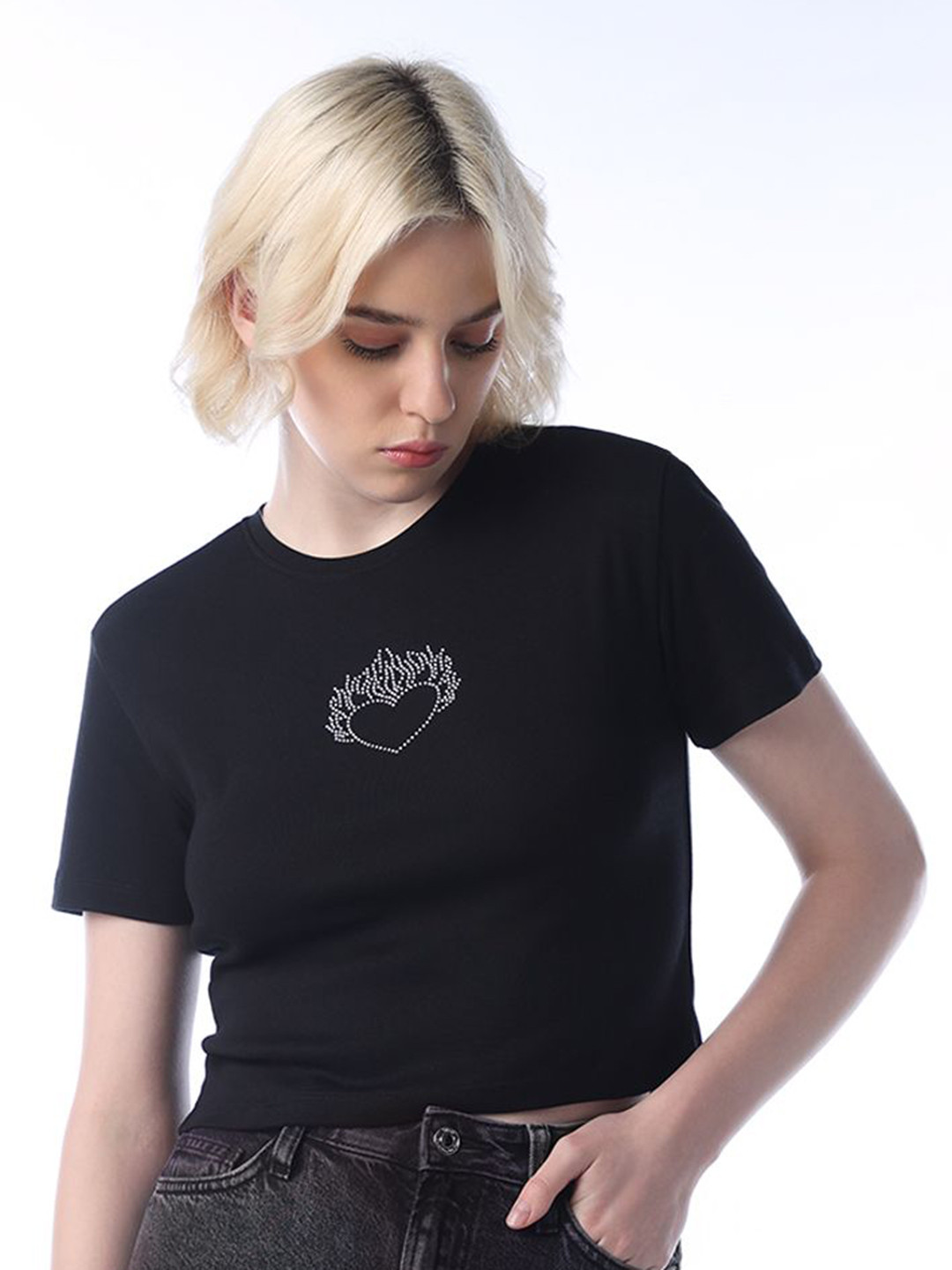 ONLY Round Neck Drop-Shoulder Sleeves Embellished Pure Cotton Slim Fit T-shirt