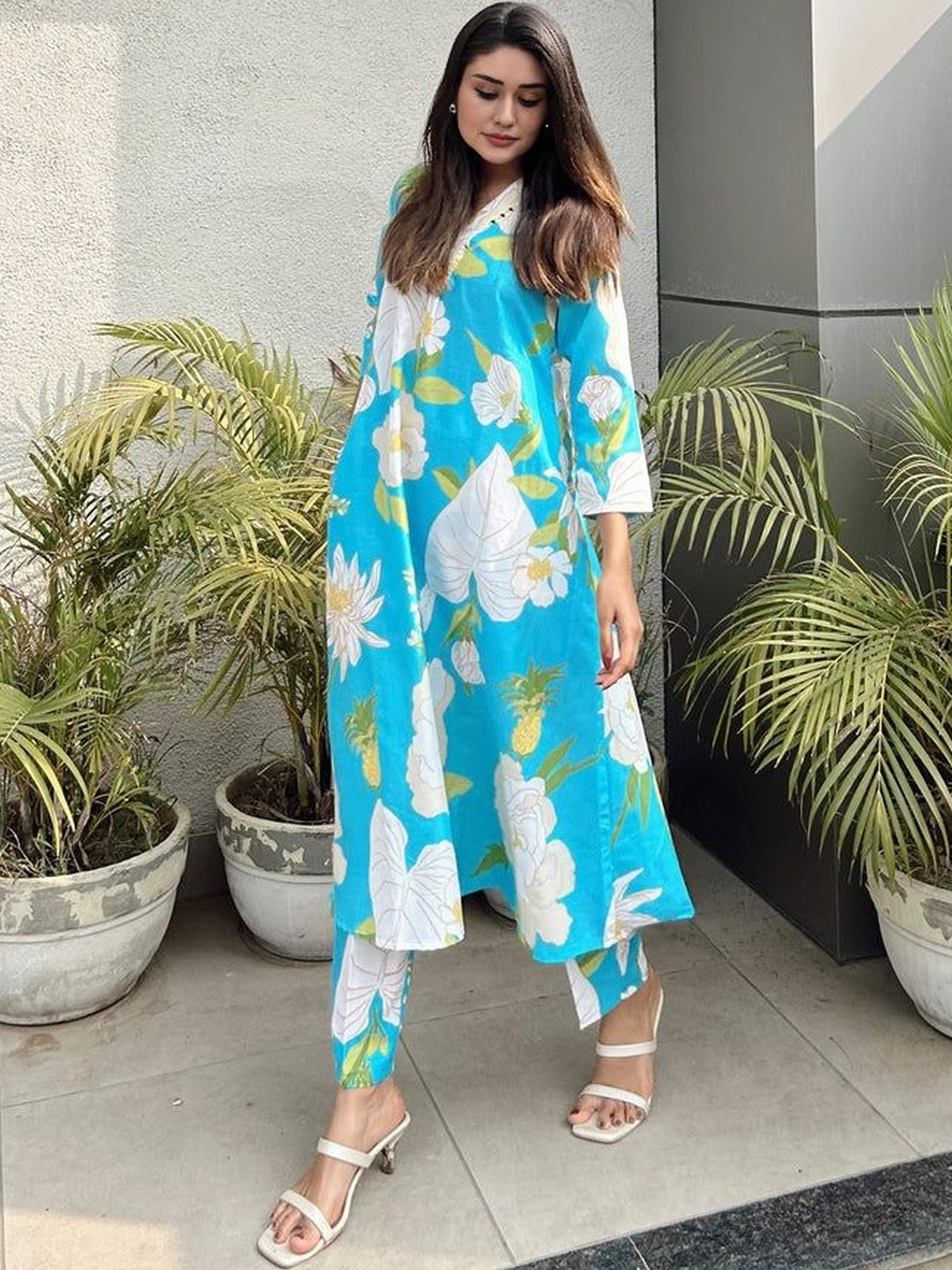 Moda Rapido Women Blue Floral Printed Regular Kurta with Trousers