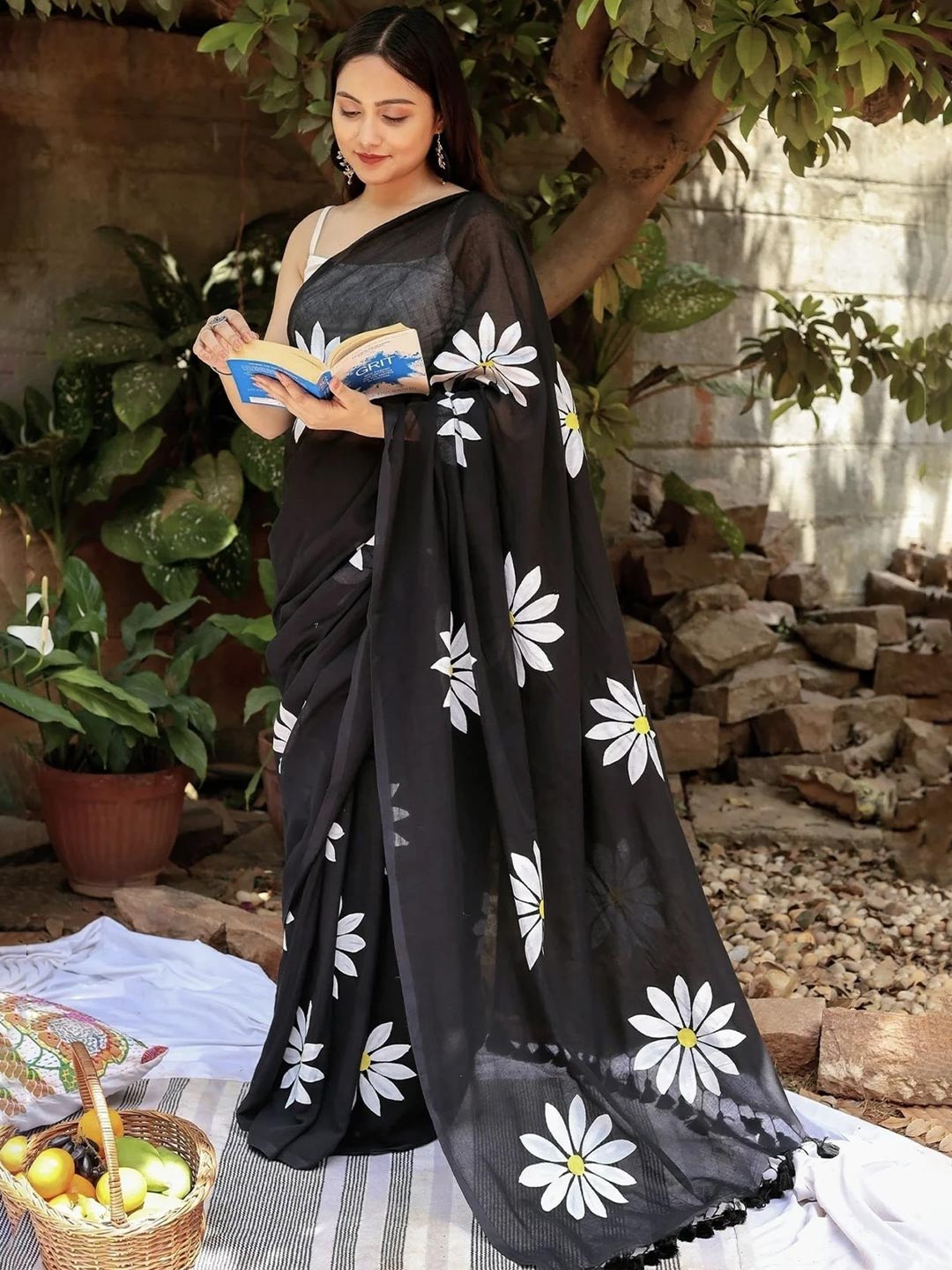 ONTIC LIFESTYLE Floral Printed Pure Linen Saree