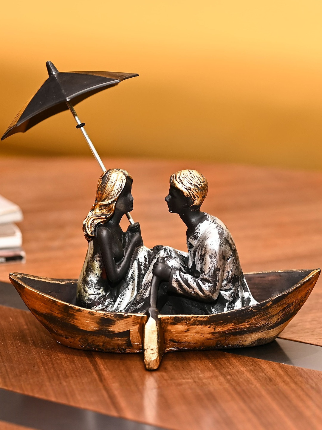 HINDCRAFT Polyresin Romantic Couple Boat Figurine Showpiece