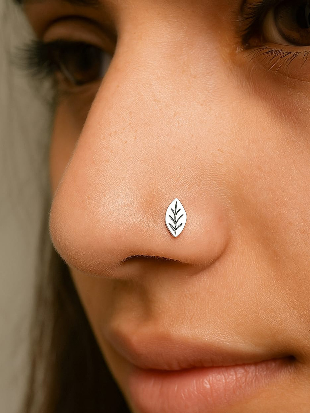 Sangria Sterling Silver Leaf Design Stud Nosepin