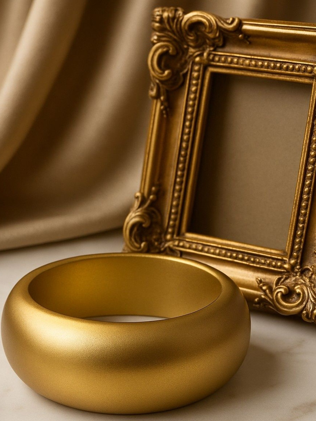 DressBerry gold plated & round shaped matt resin bangle