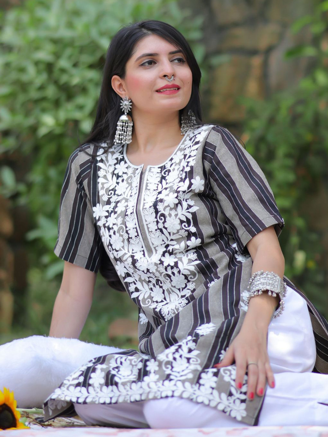 Youthnic Women Floral Embroidered Chikankari Kurta
