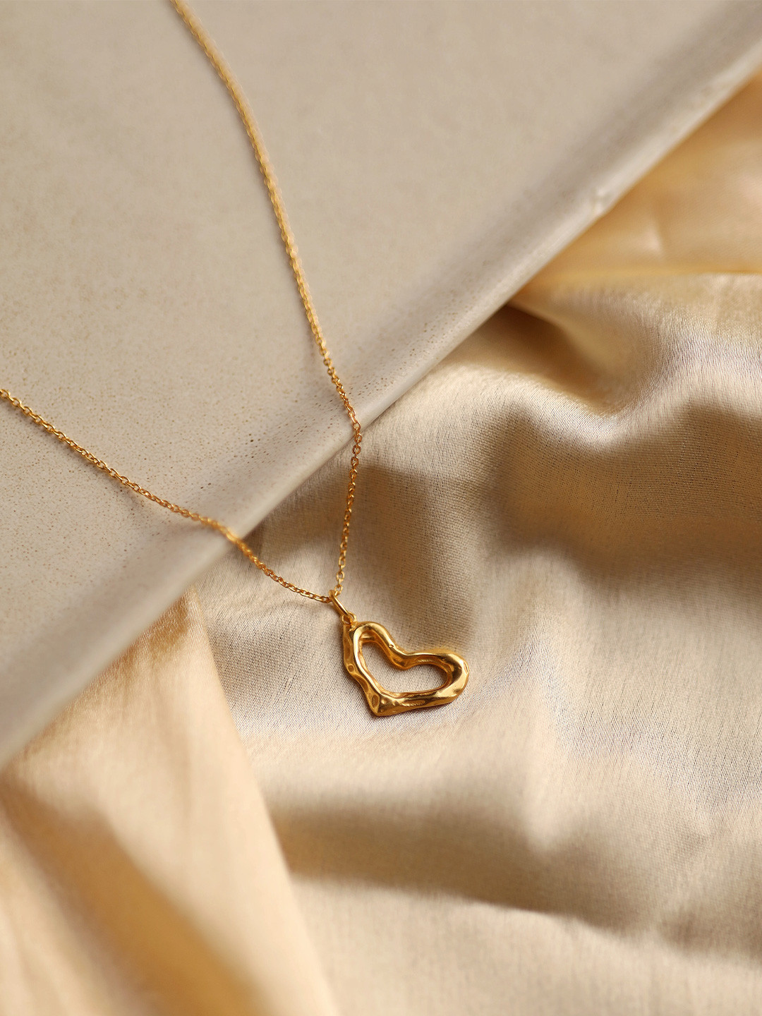 Perfectly Average Women 18k Gold Plated Jewellery Heart Charm Necklace