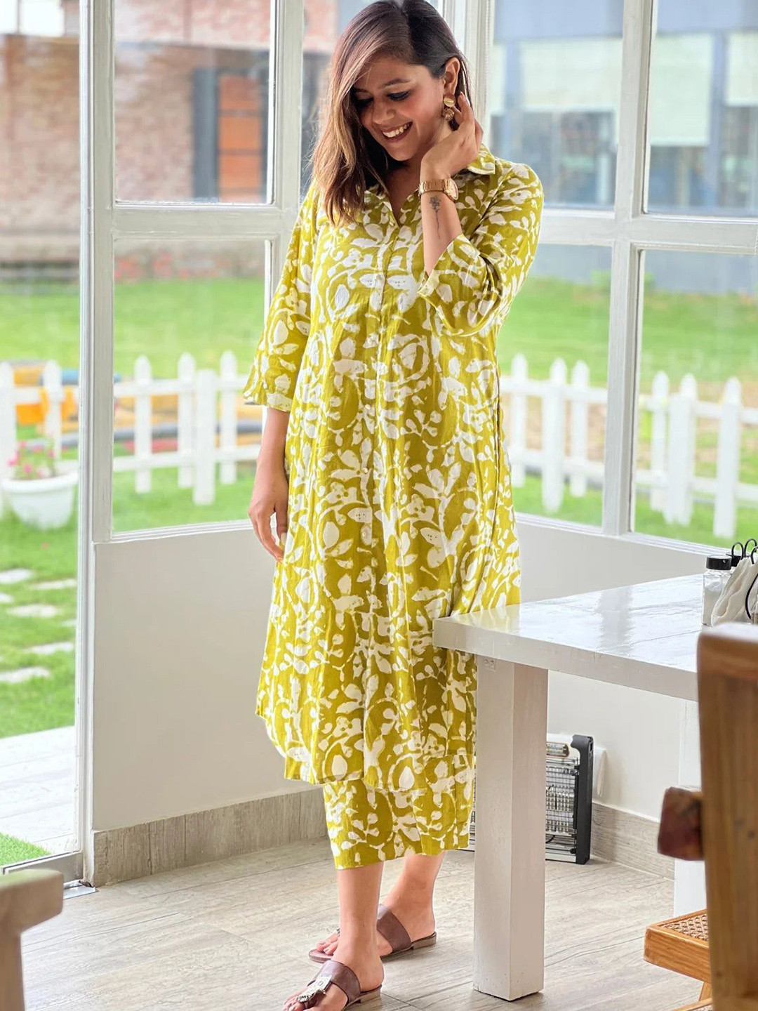 SOMAPAH Women Abstract Printed Kurta with Trouser
