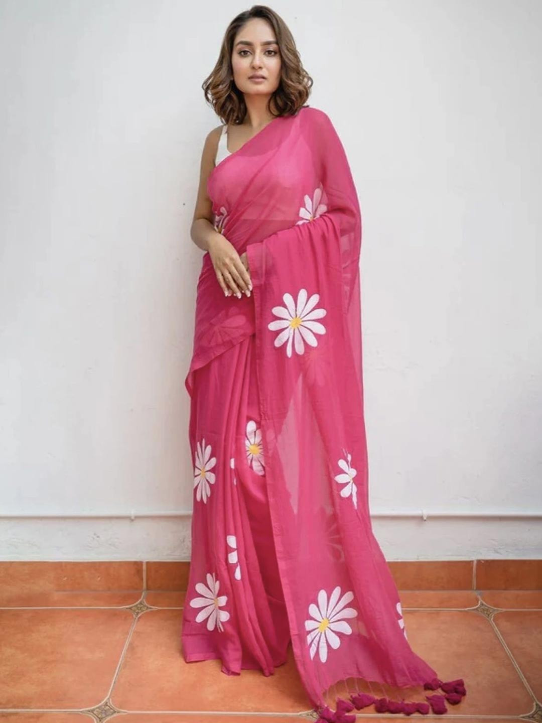 ONTIC LIFESTYLE Floral Printed Pure Linen Saree With Blouse