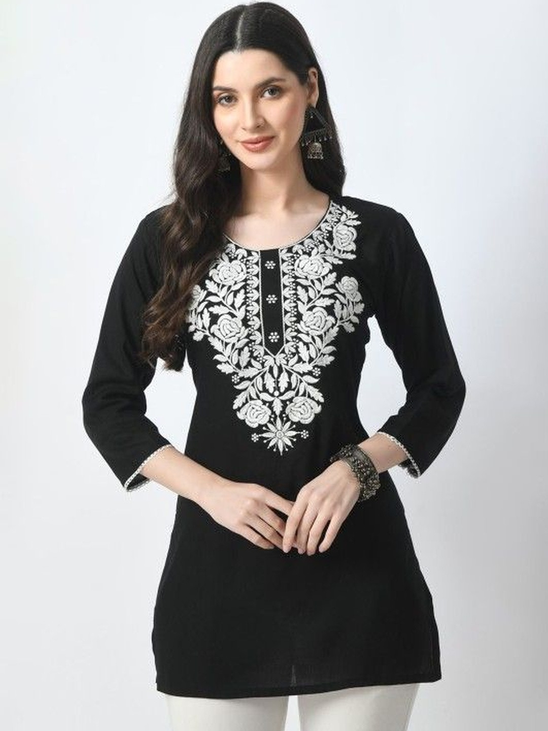 KIROTO Women Black Floral Embroidered Chikankari Kurti