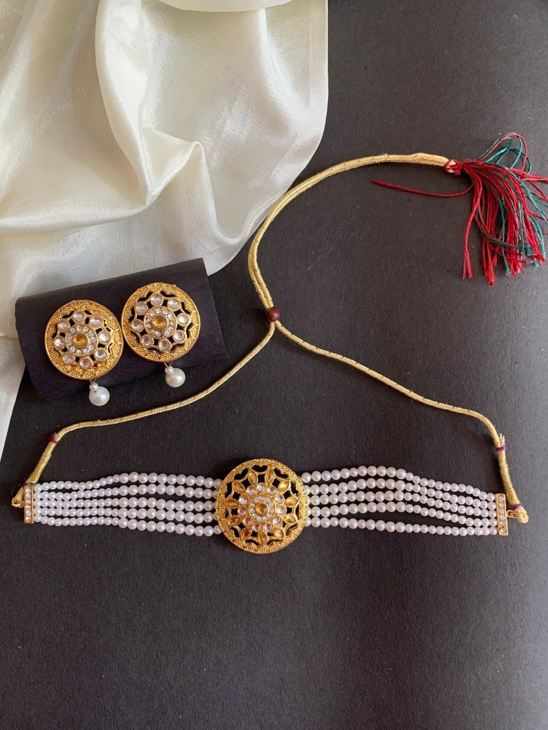 KALAVAATHI Women White Beaded Choker & Gold-Plated Stud Earrings Necklace Set