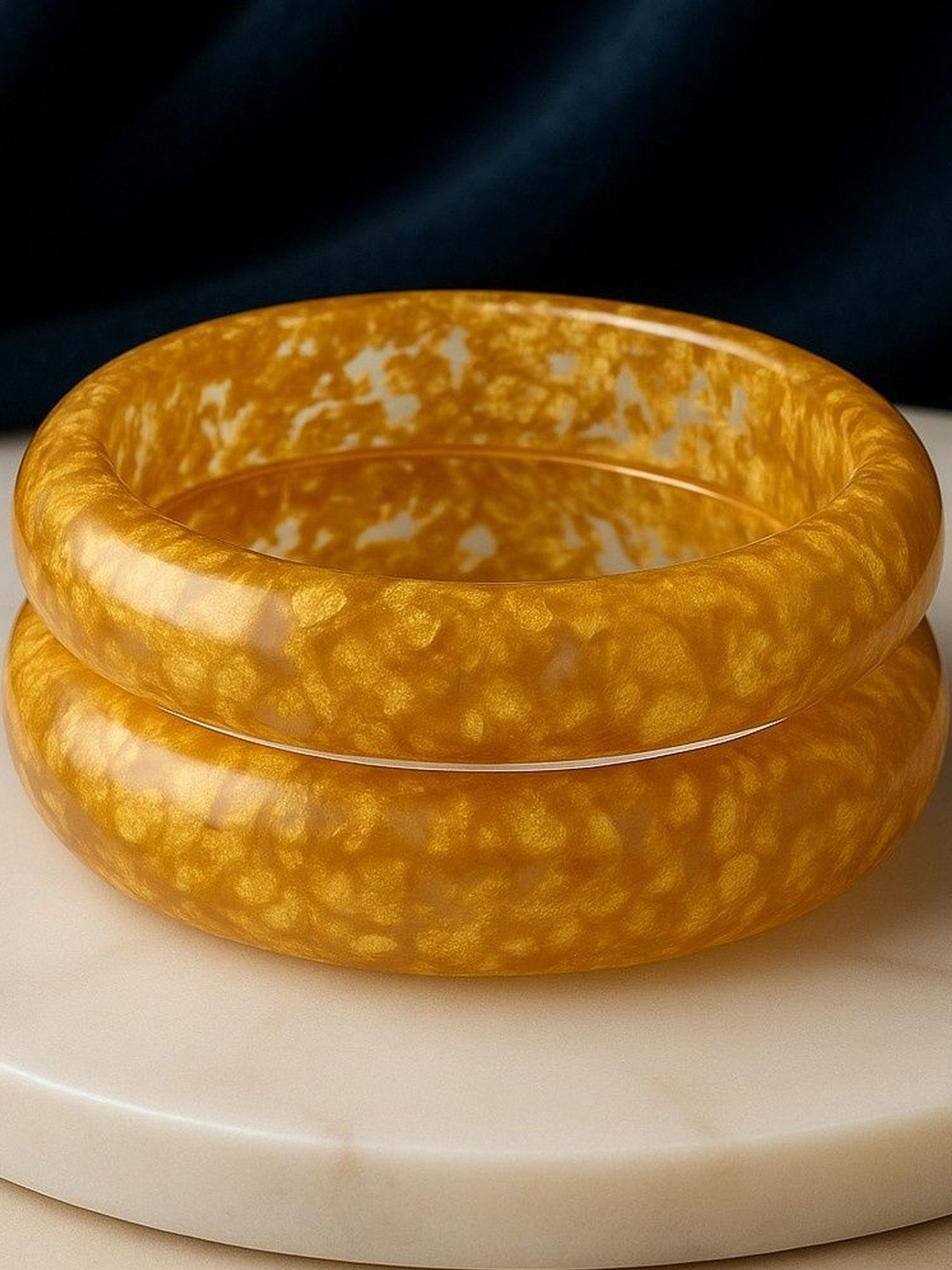 DressBerry set of 2 round shaped transparent minimal gold resin bangles