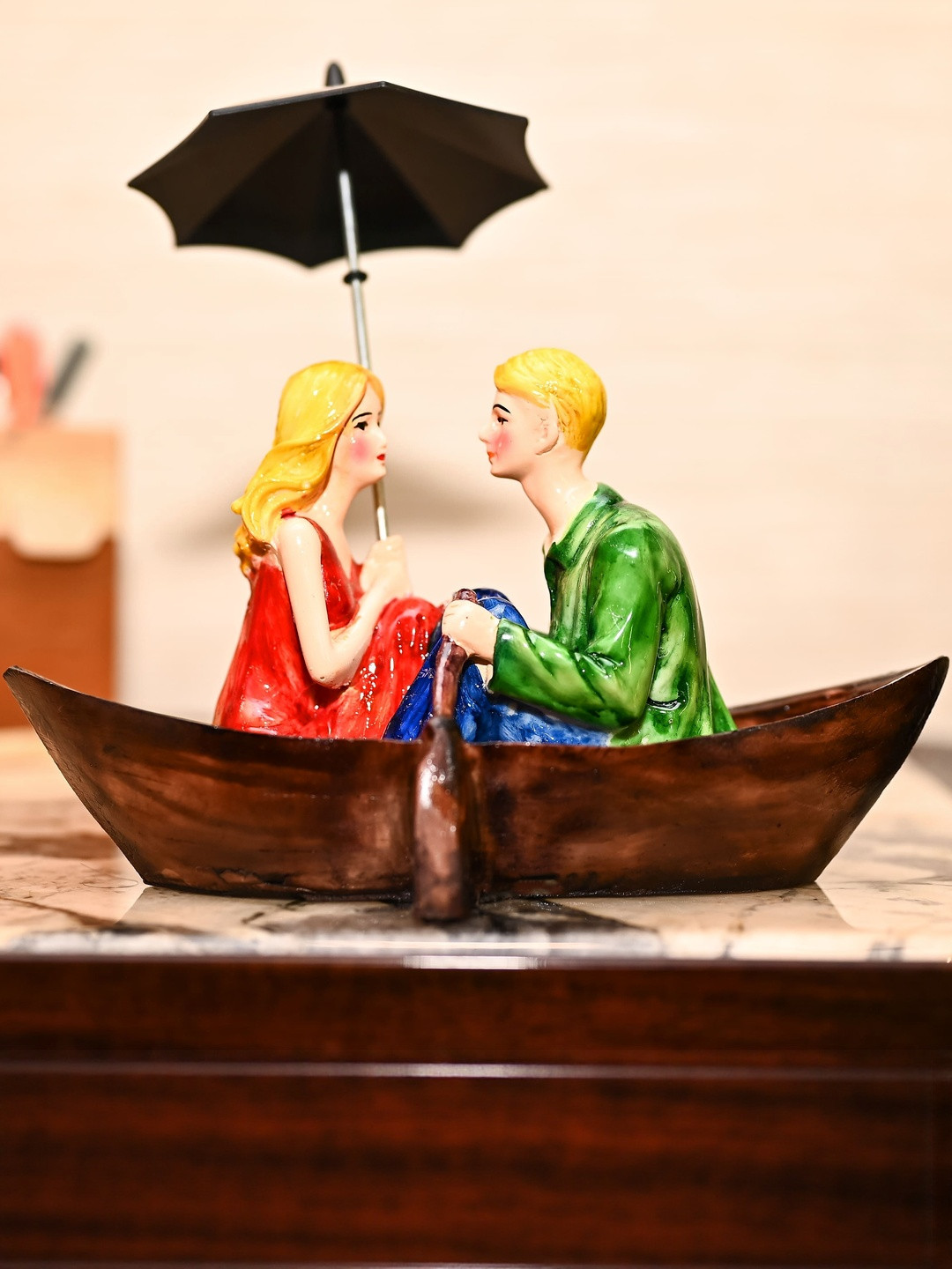 HINDCRAFT Multicoloured Boat Couple Showpiece