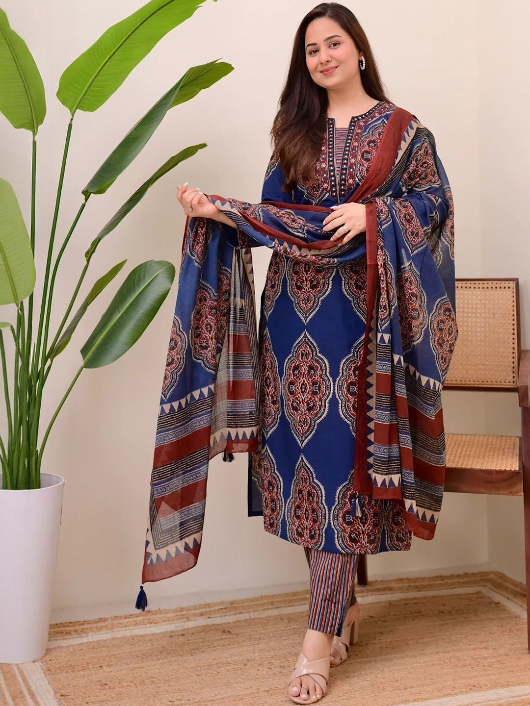 Moda Rapido Women Printed Jute Cotton Kurta & Trousers With Dupatta
