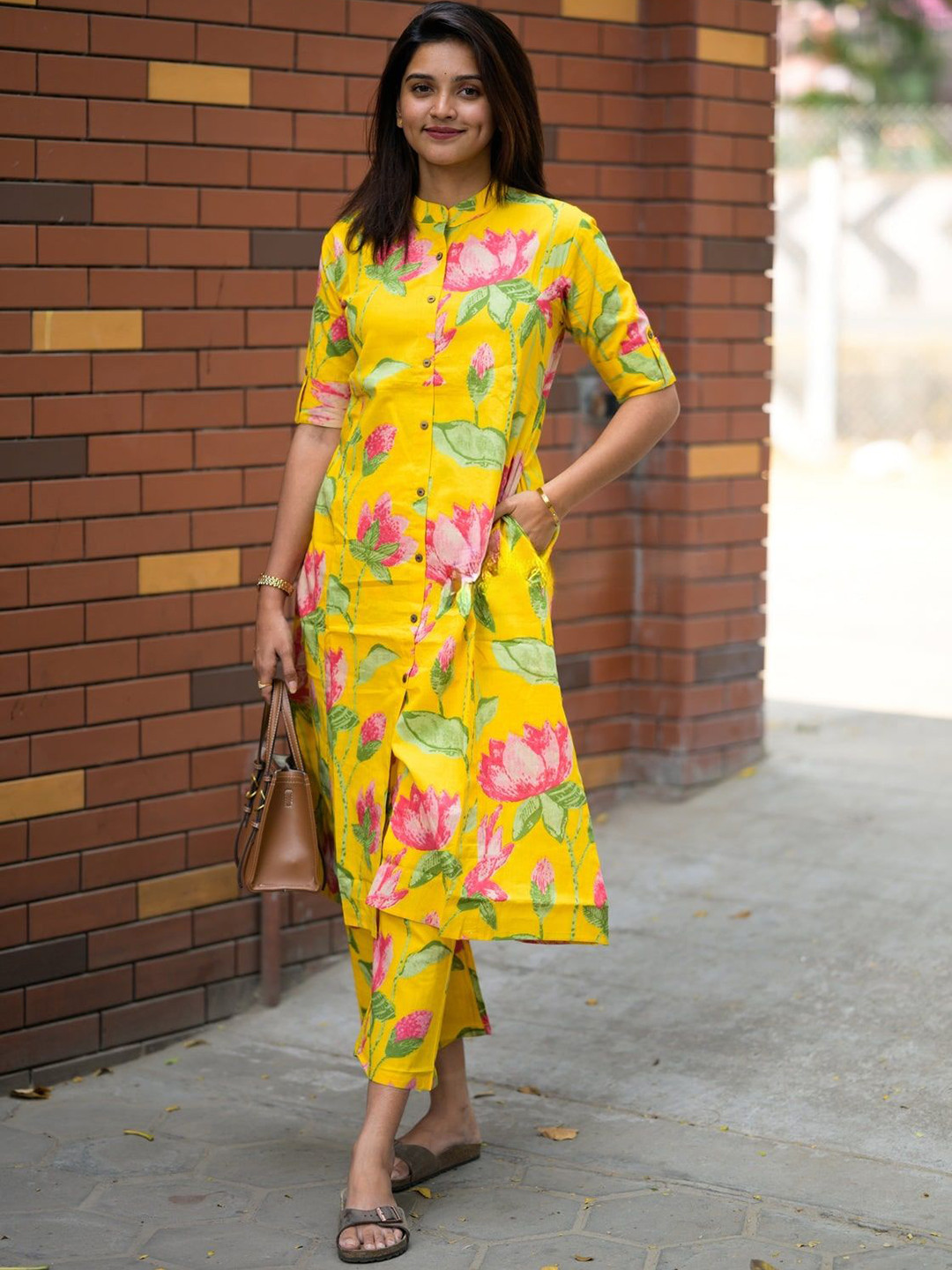 SOMAPAH Women Floral Printed Mandarin Collar Regular Kurta with Trousers