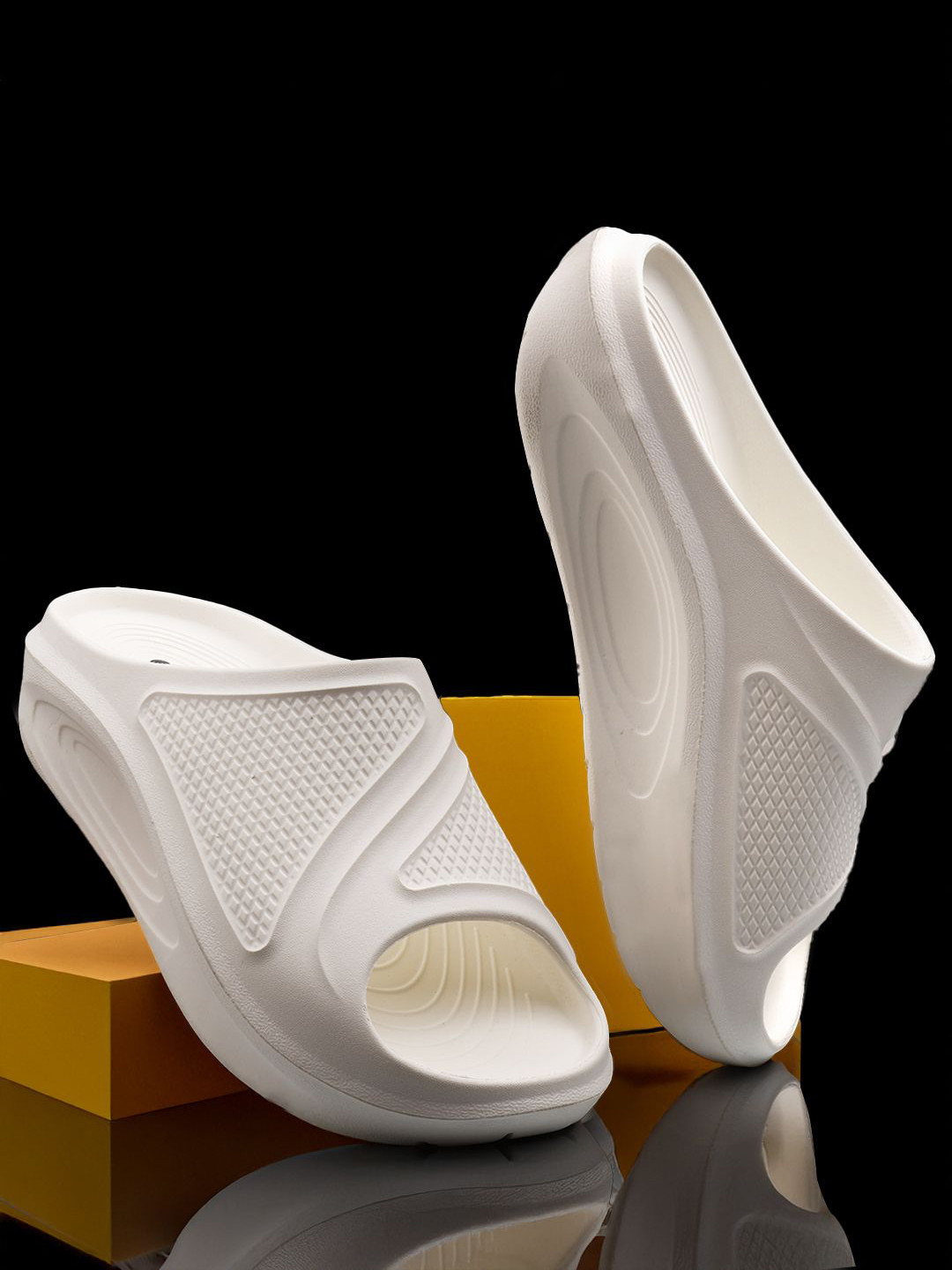 bacca bucci Men Textured Slip-On Flip Flops