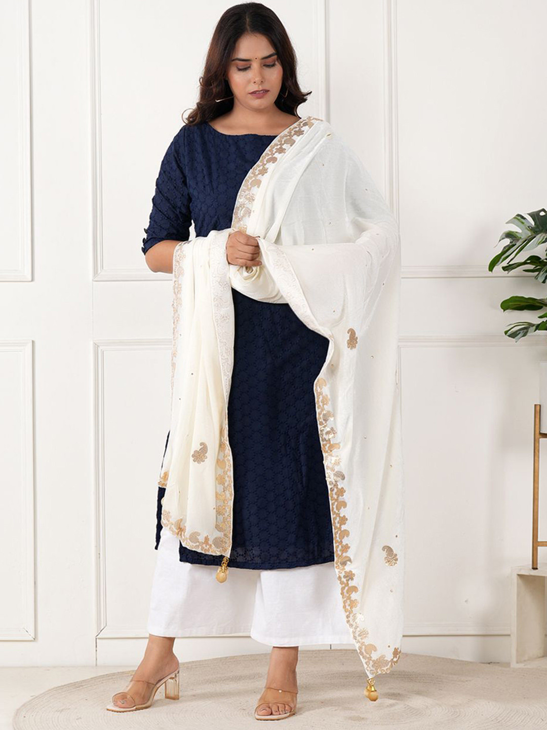 URBAN KANYA Paisley Embroidered Beads And Stones Velvet Dupatta