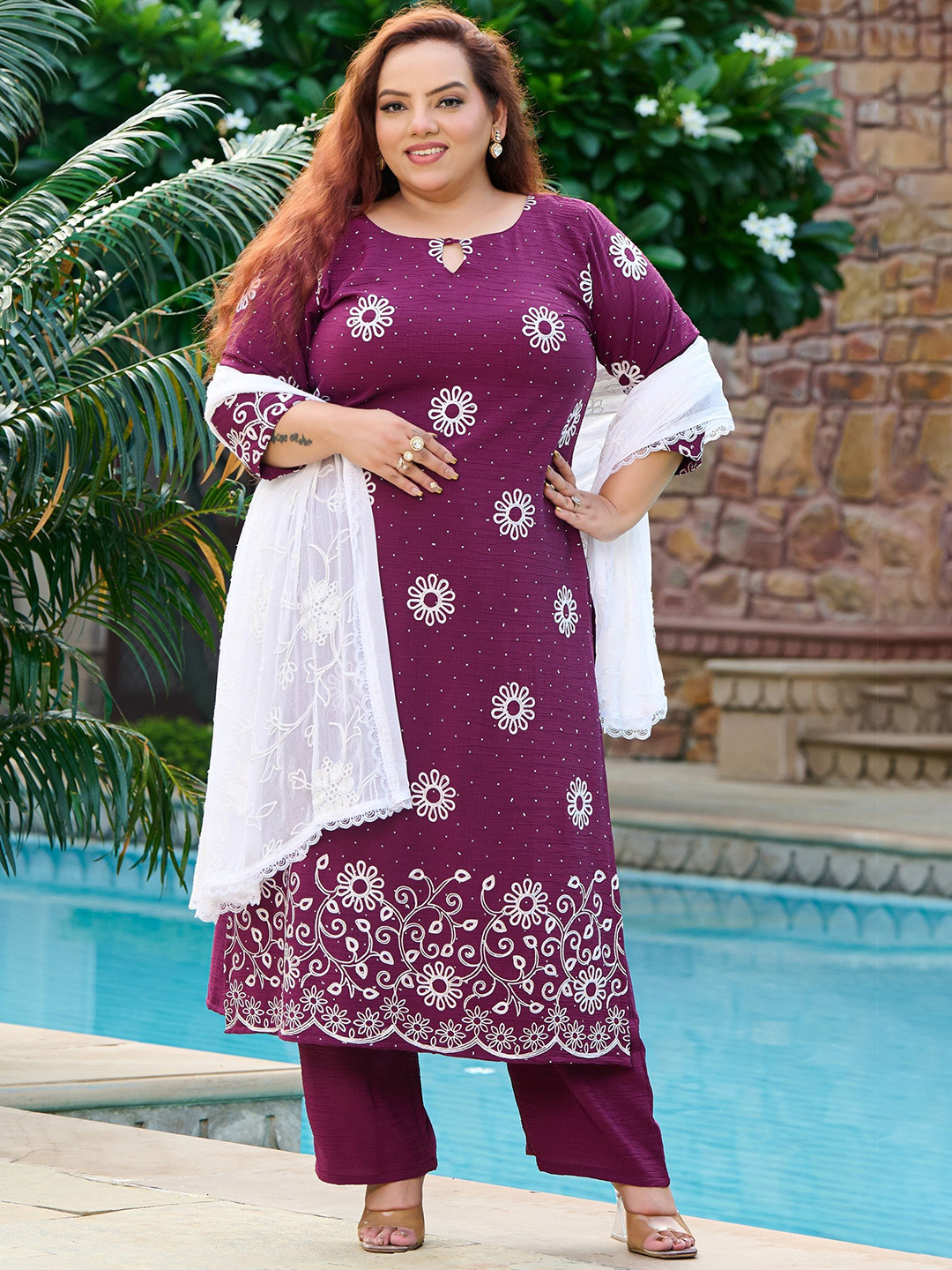 PrettyPlus by Desinoor.com Women Plus Size Wine Aari Kurta Set with White Dupatta
