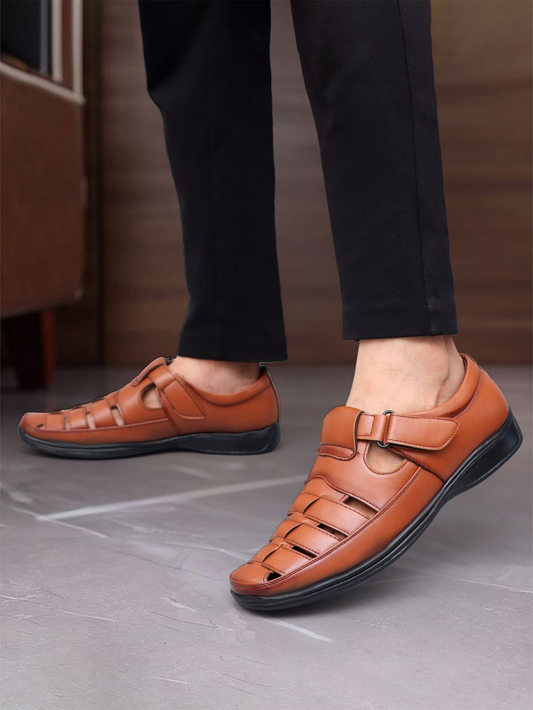 Shooz Men Fisherman Sandals With Velcro Closure