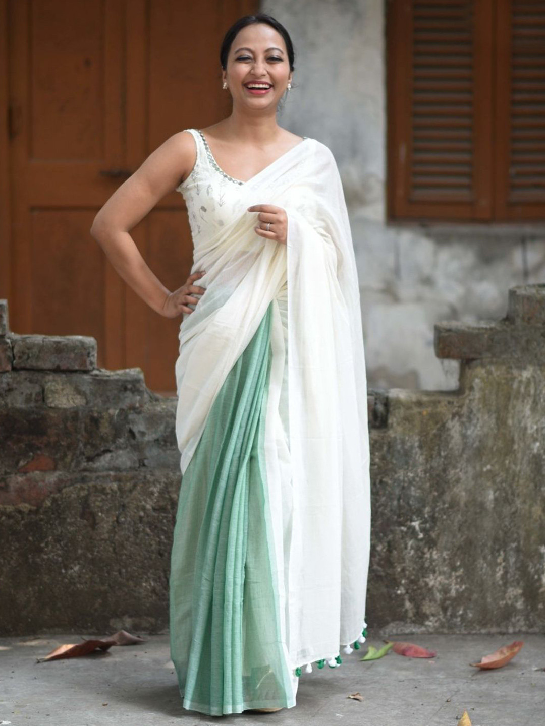 Suta Women Solid White Colourblocked Pure Cotton Saree