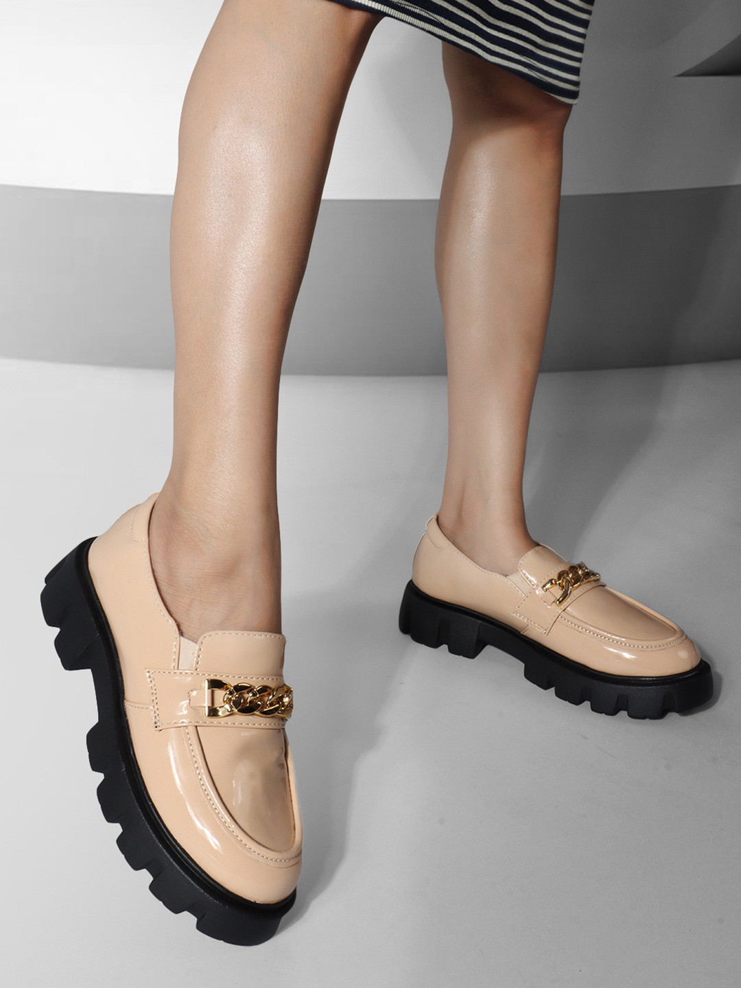 ZAPATOZ Women Embelished PU Comfort Loafers