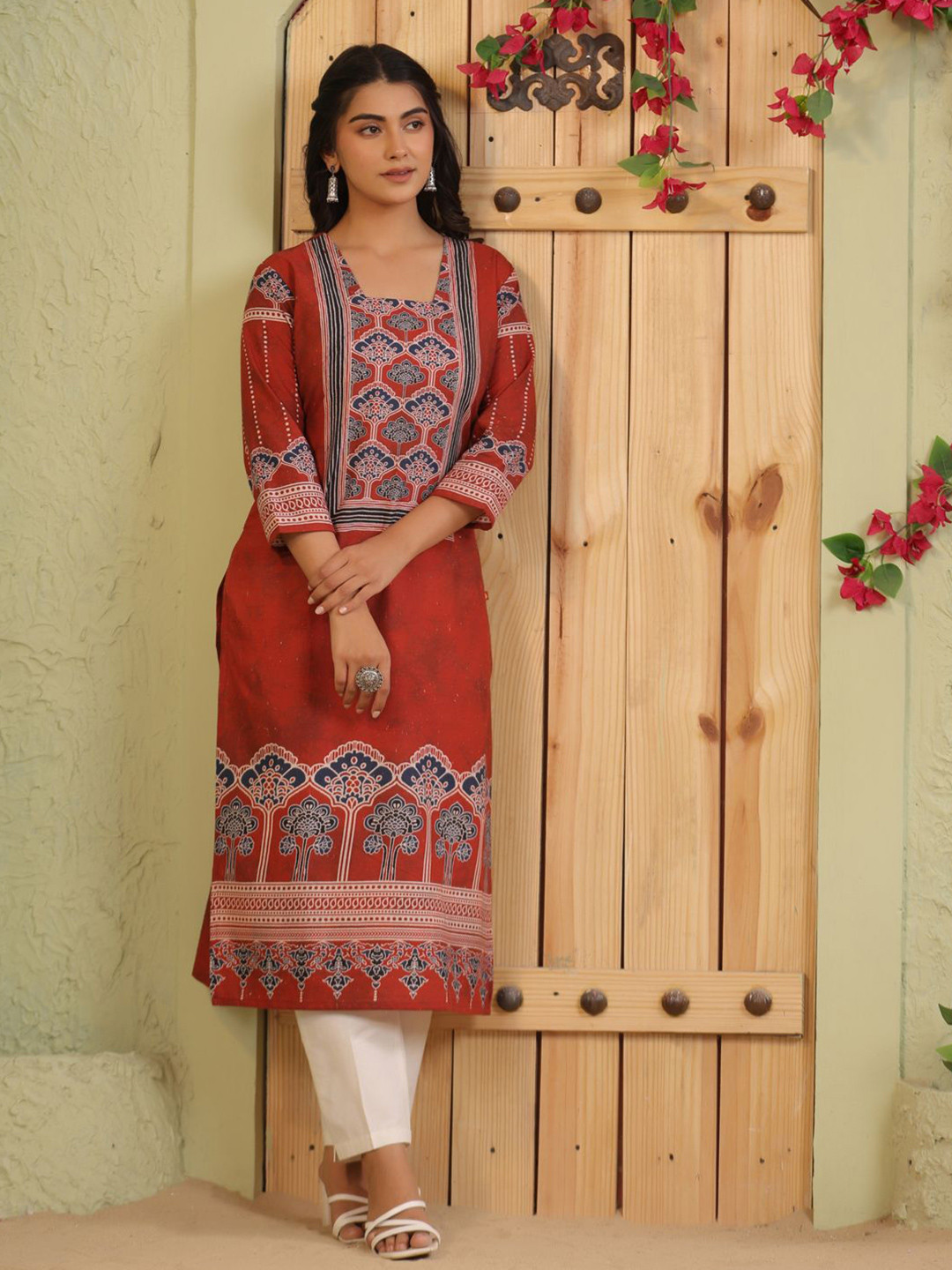 Span Ethnic Motifs Printed Square Neck Thread Work Straight Cotton Kurta