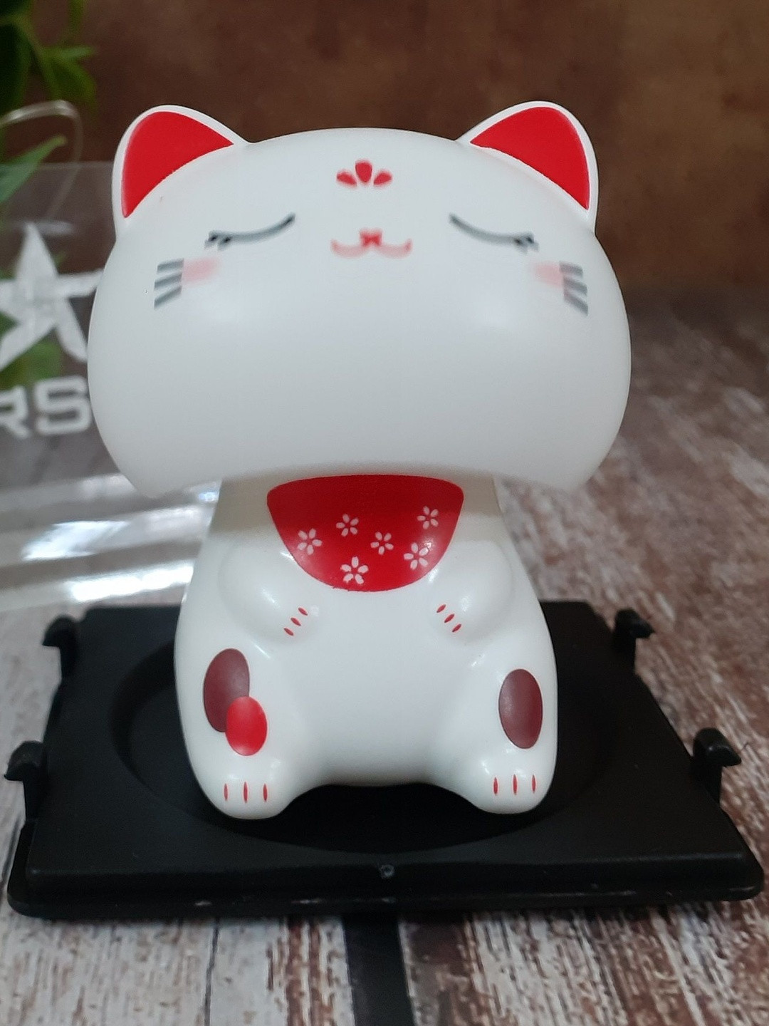 Afterstitch White Solar Powered Cat Showpiece