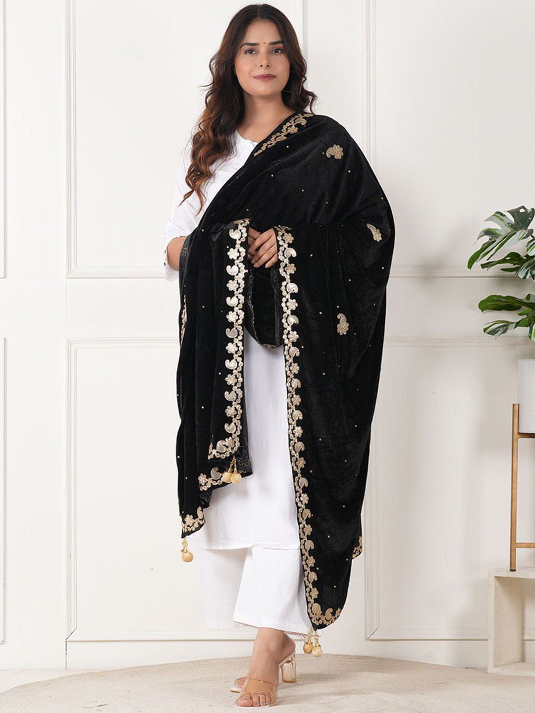 URBAN KANYA Paisley Embroidered Beads And Stones Velvet Dupatta