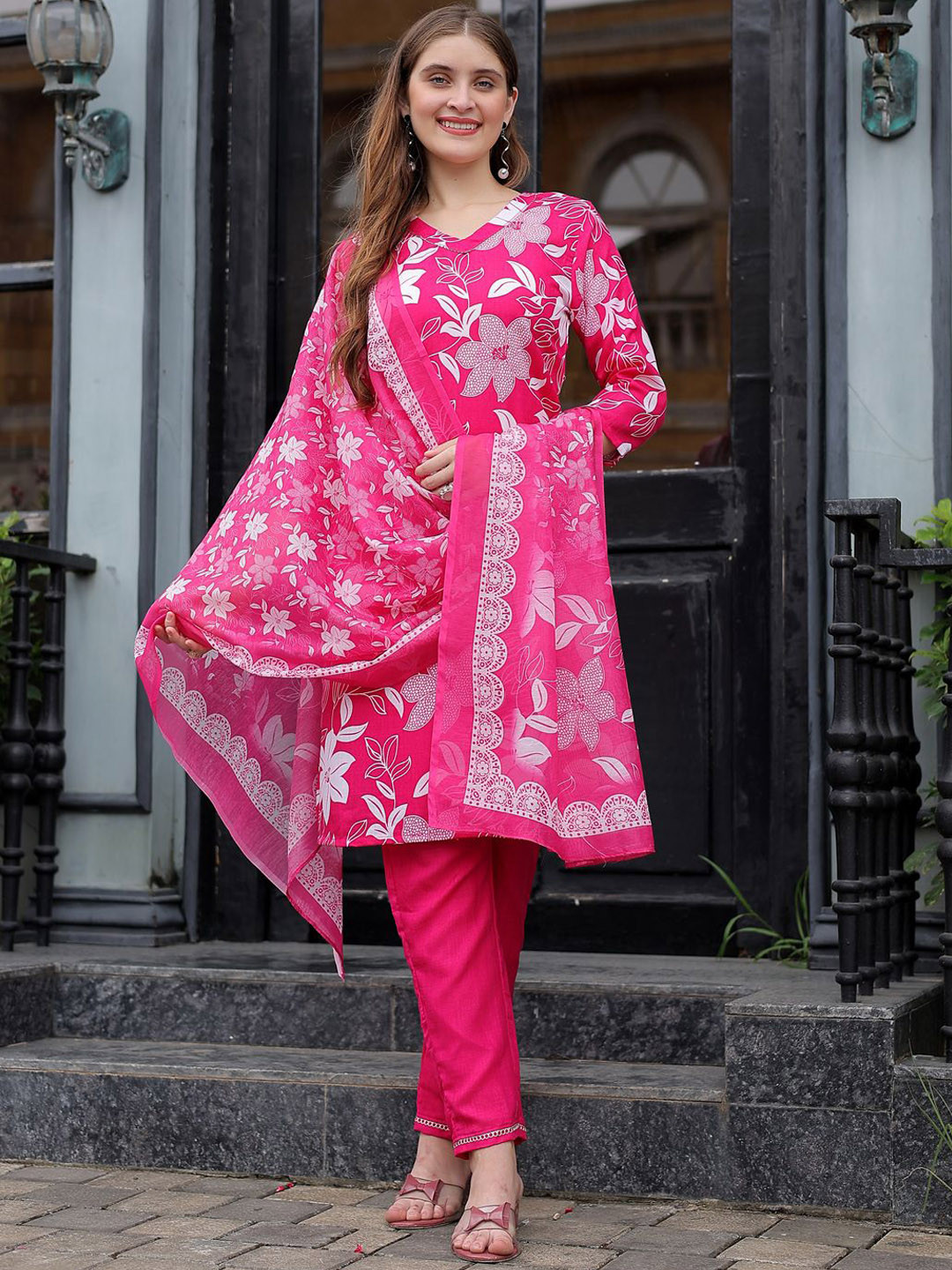 ARADHNA Women Floral Printed V-Neck Straight Kurta with Trousers & Dupatta