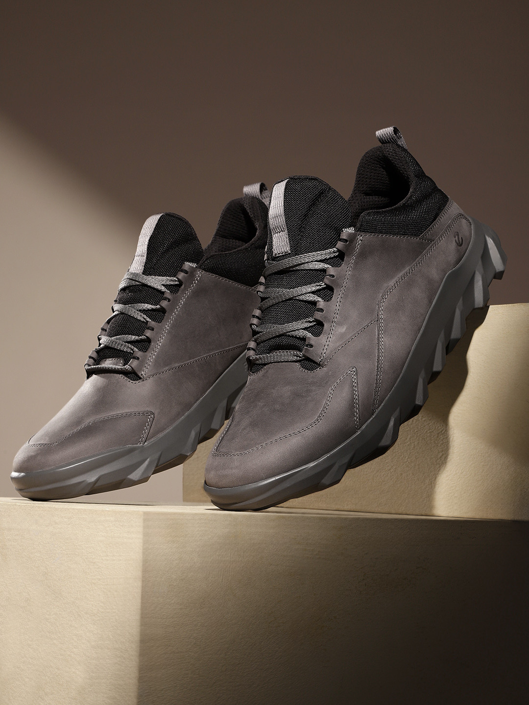 ECCO Men Round Toe Textured Sneakers