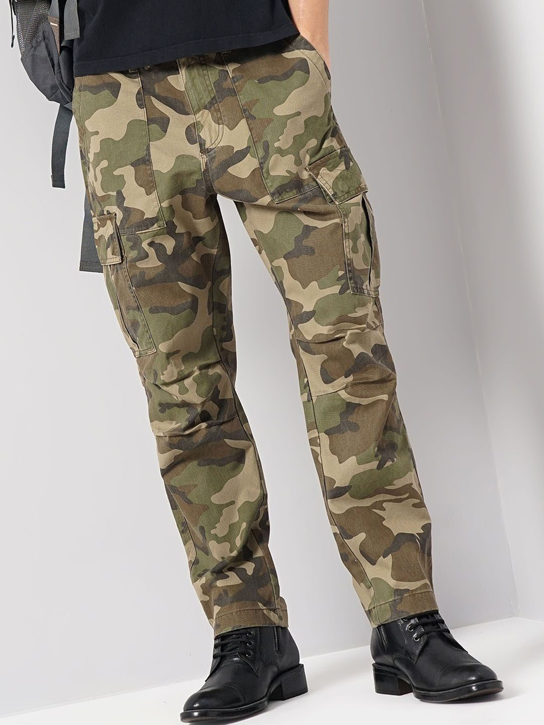 Celio Men Camouflage Printed Straight Fit Mid-Rise Flat-Front Cotton Cargos Trousers