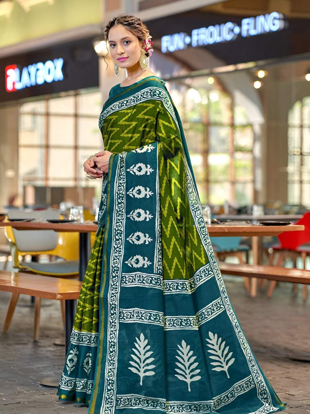all about you Geometric Printed Pure Cotton Saree With Unstiched Blouse Piece
