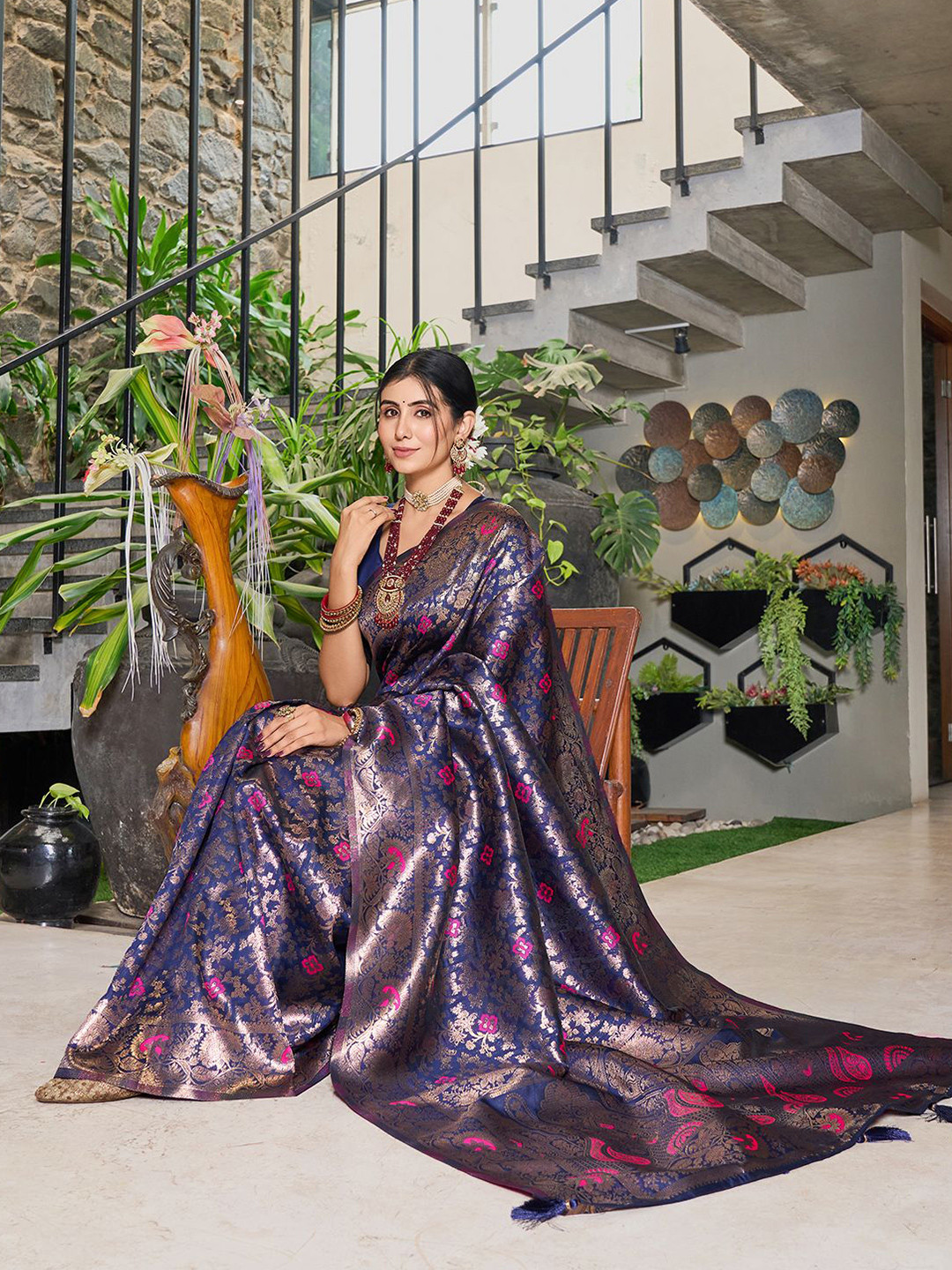 MORDEN MUSE Floral Woven Design Zari Banarasi Saree with Blouse Piece