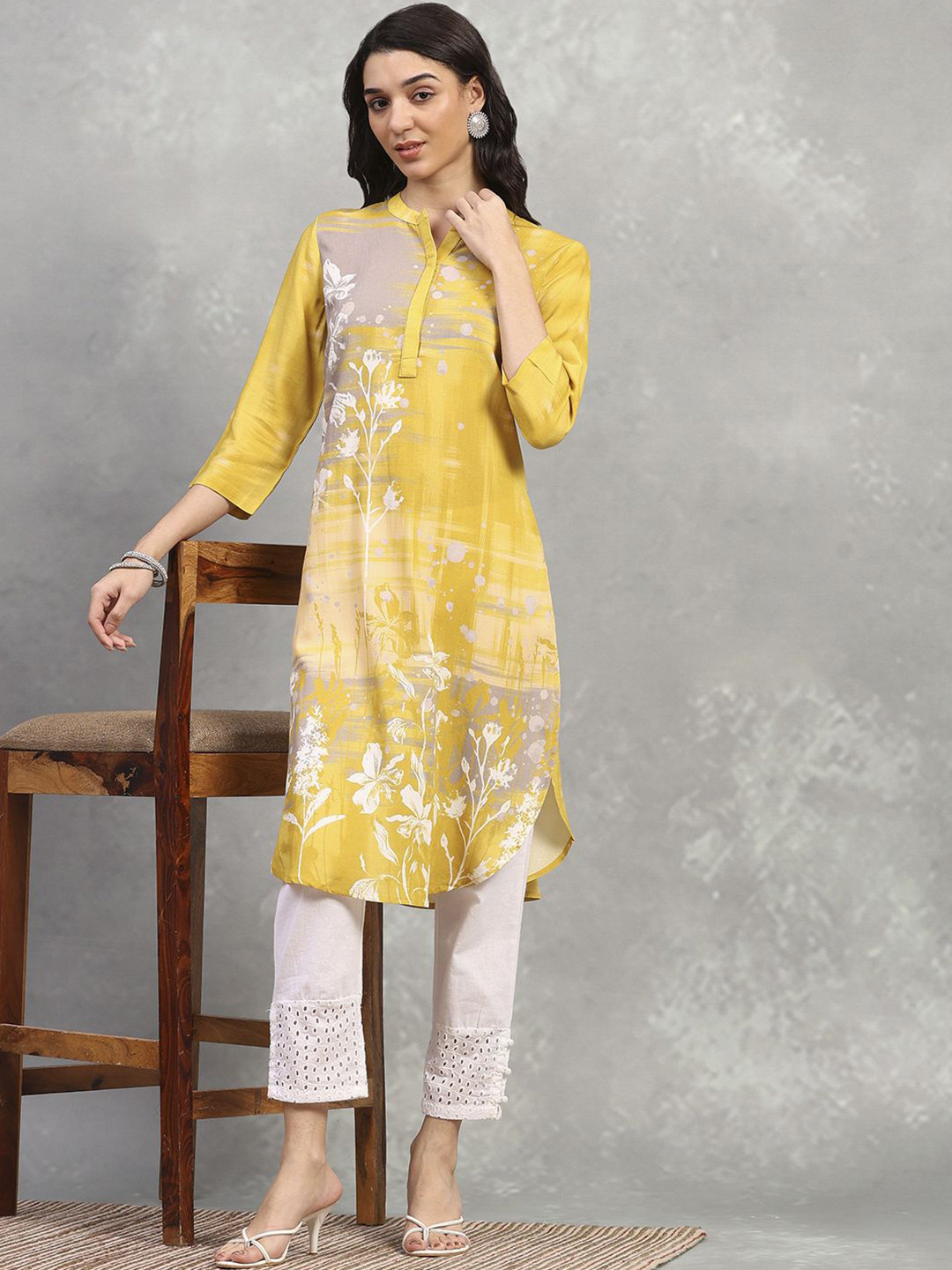 Rangriti Women Floral Mandarin Collar Pathani Kurta