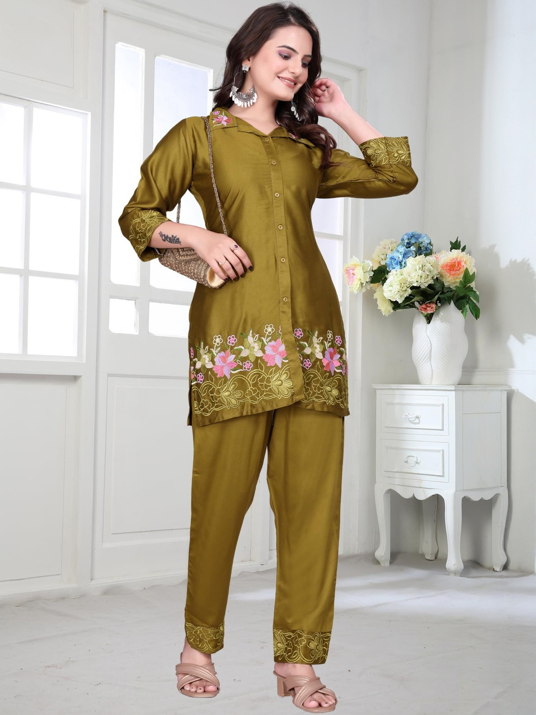 Garbista Women Green Floral Viscose Rayon Embroidered Kurta Pant Set