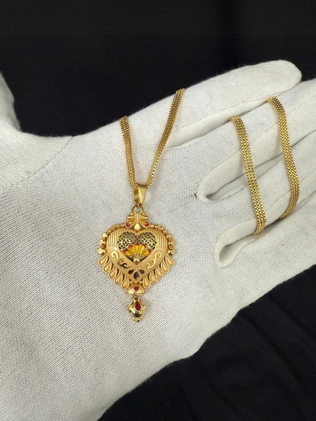 Anshenterpris Gold-Plated Heart Shaped Tanmaniya Pendants with Chains