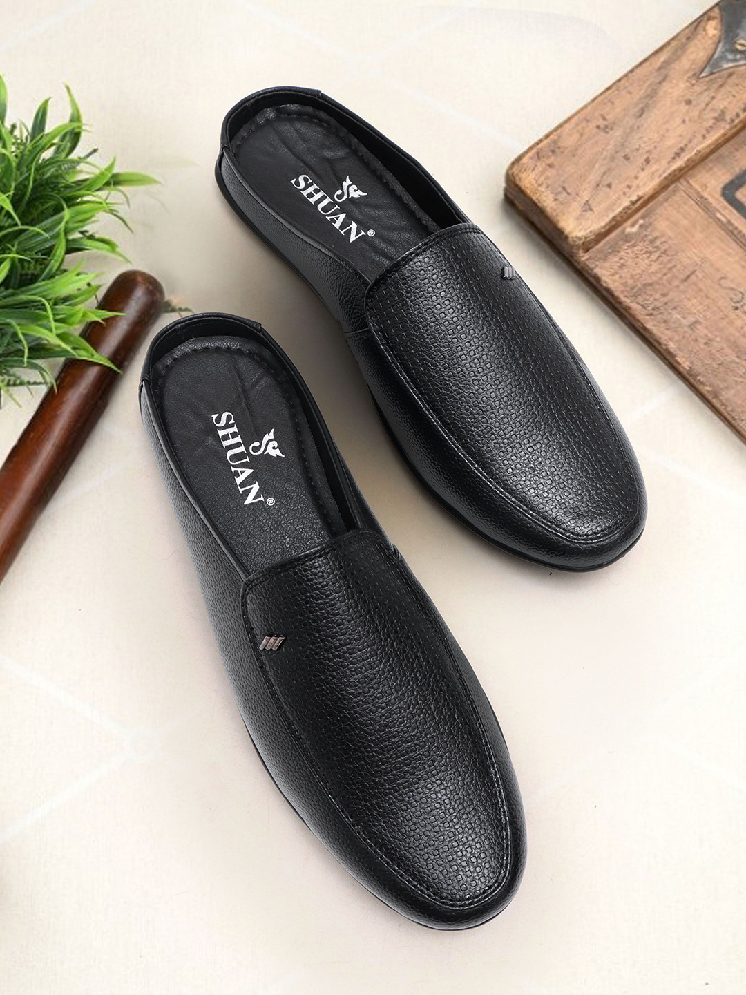 SHUAN Men Textured Slip On Mules
