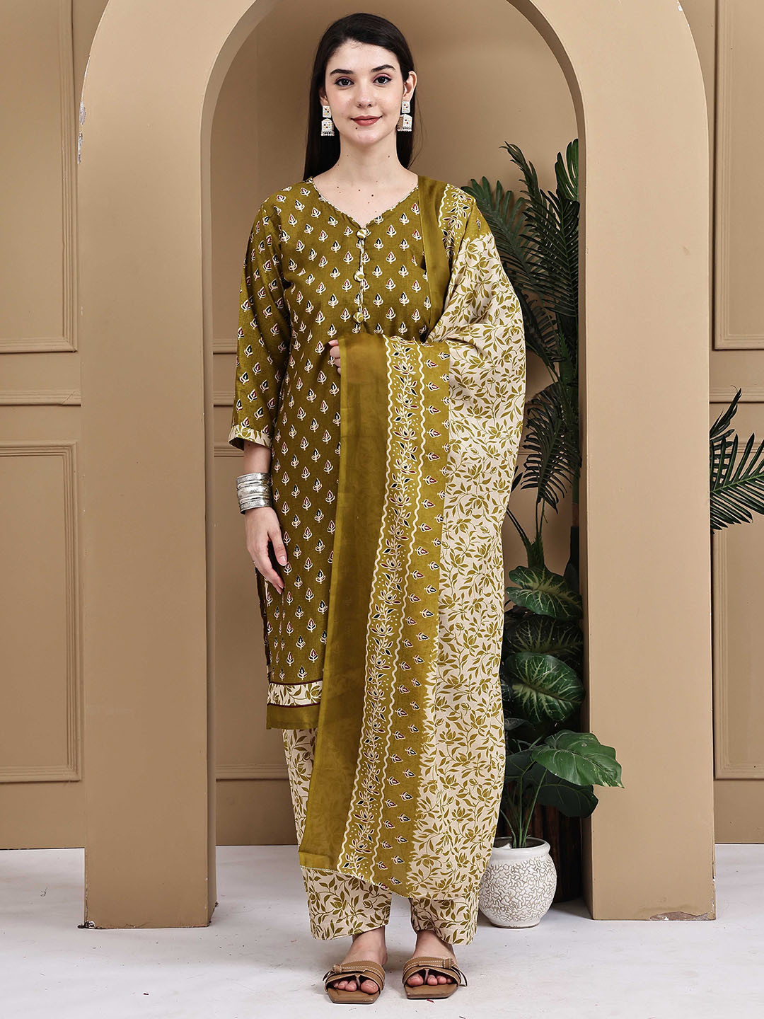 Merira Floral Printed V-Neck Straight Kurta & Trousers With Dupatta