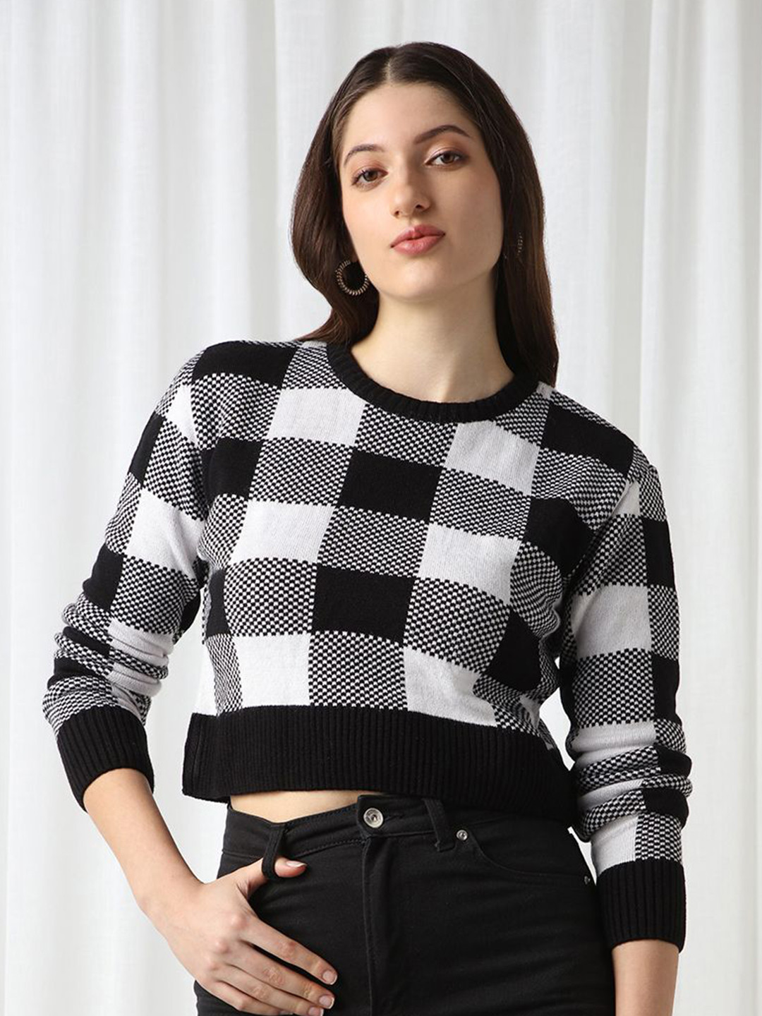 Globus Women Black Checkered Round Neck Long Sleeves Acrylic Pullover Crop Sweater