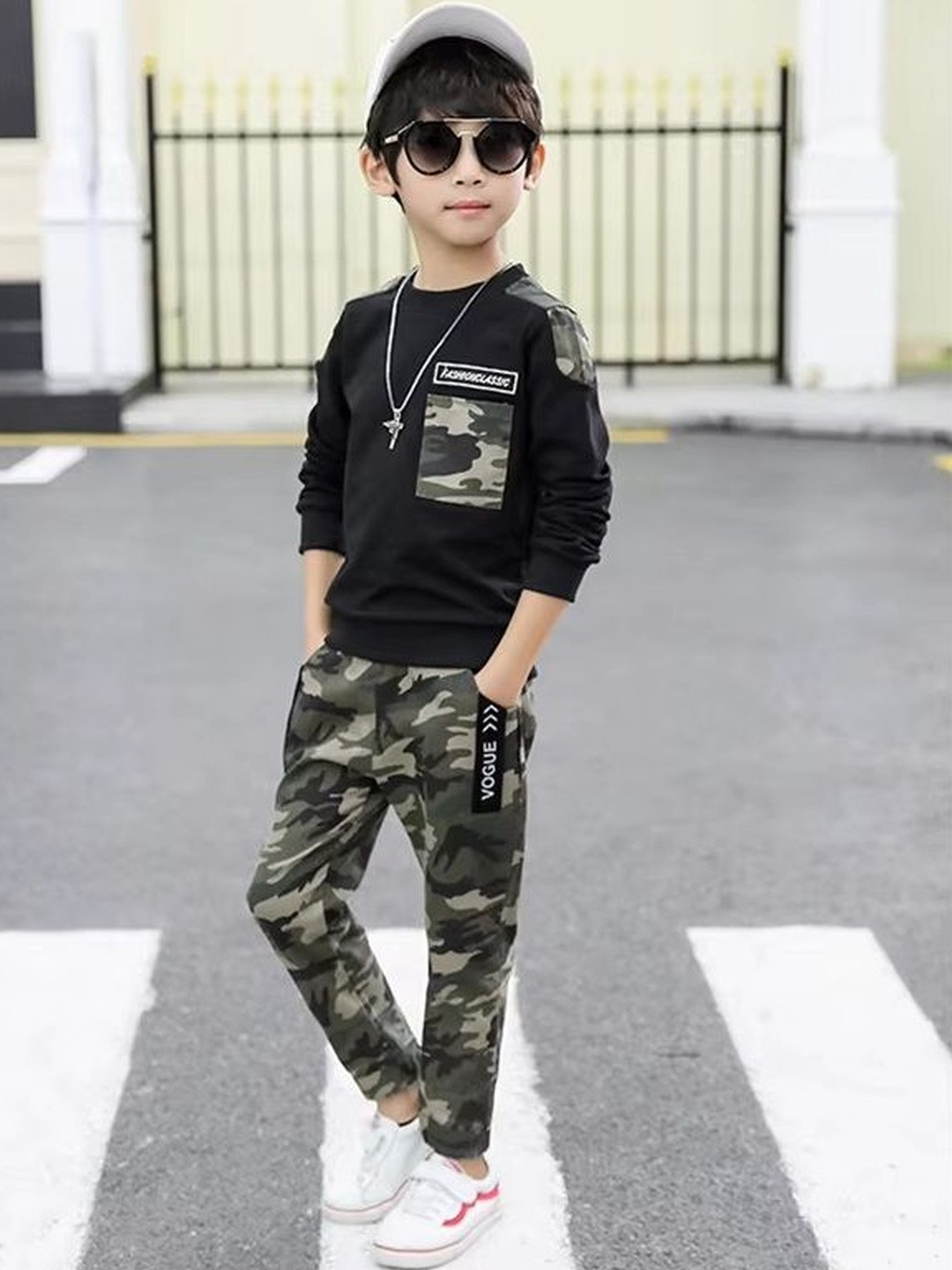 Sagar Impex Boys Black Printed T-shirt with Trousers