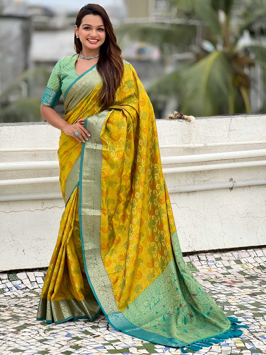 Nayanthara Trends Women's Patola Silk Saree With Unstitched Blouse Piece
