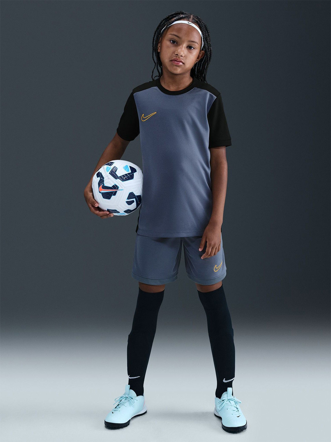 Nike Academy Older Kids' Dri-FIT Football T-shirt