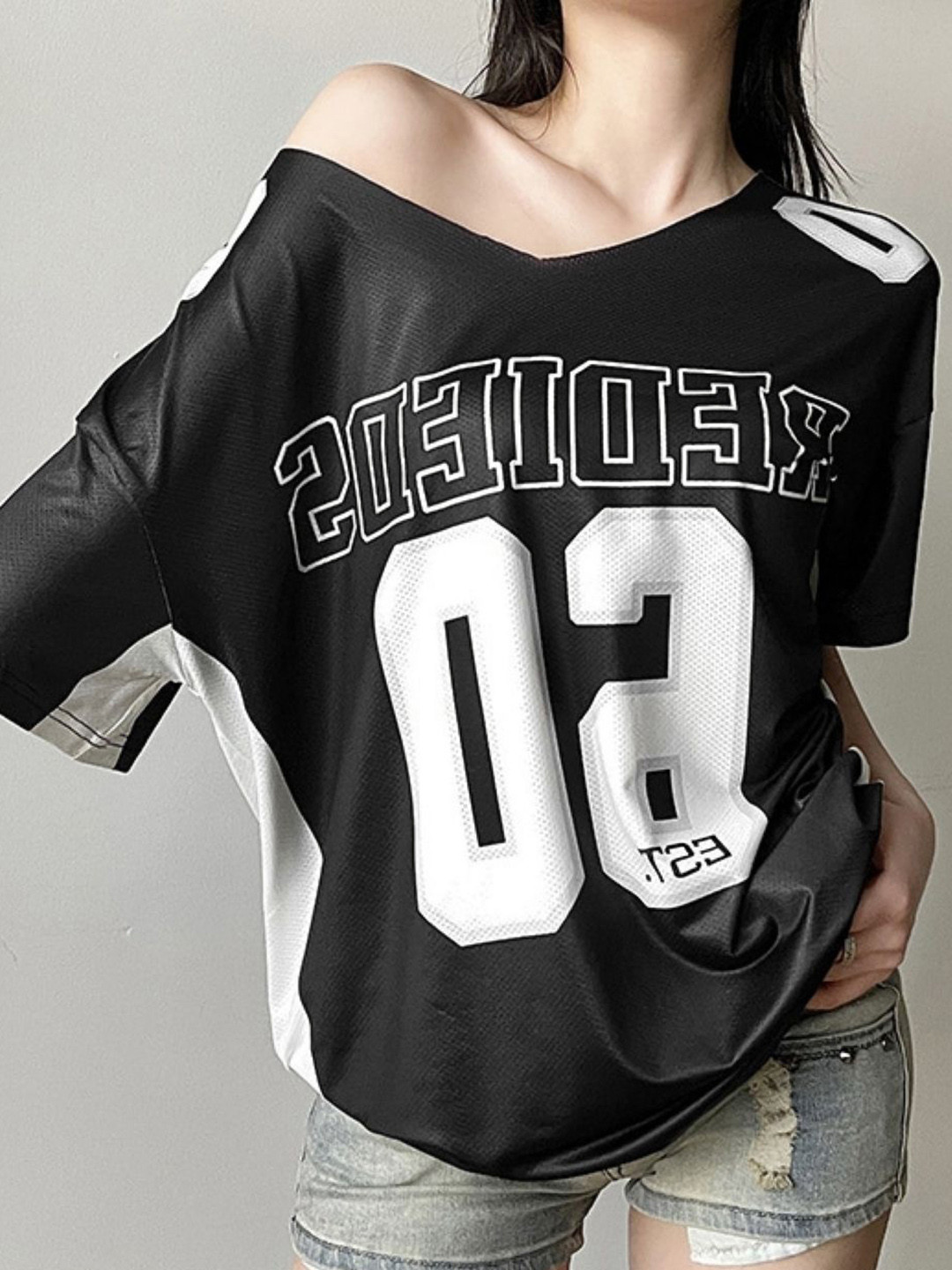 Black and White Graphic V-Neck Oversized T-shirt