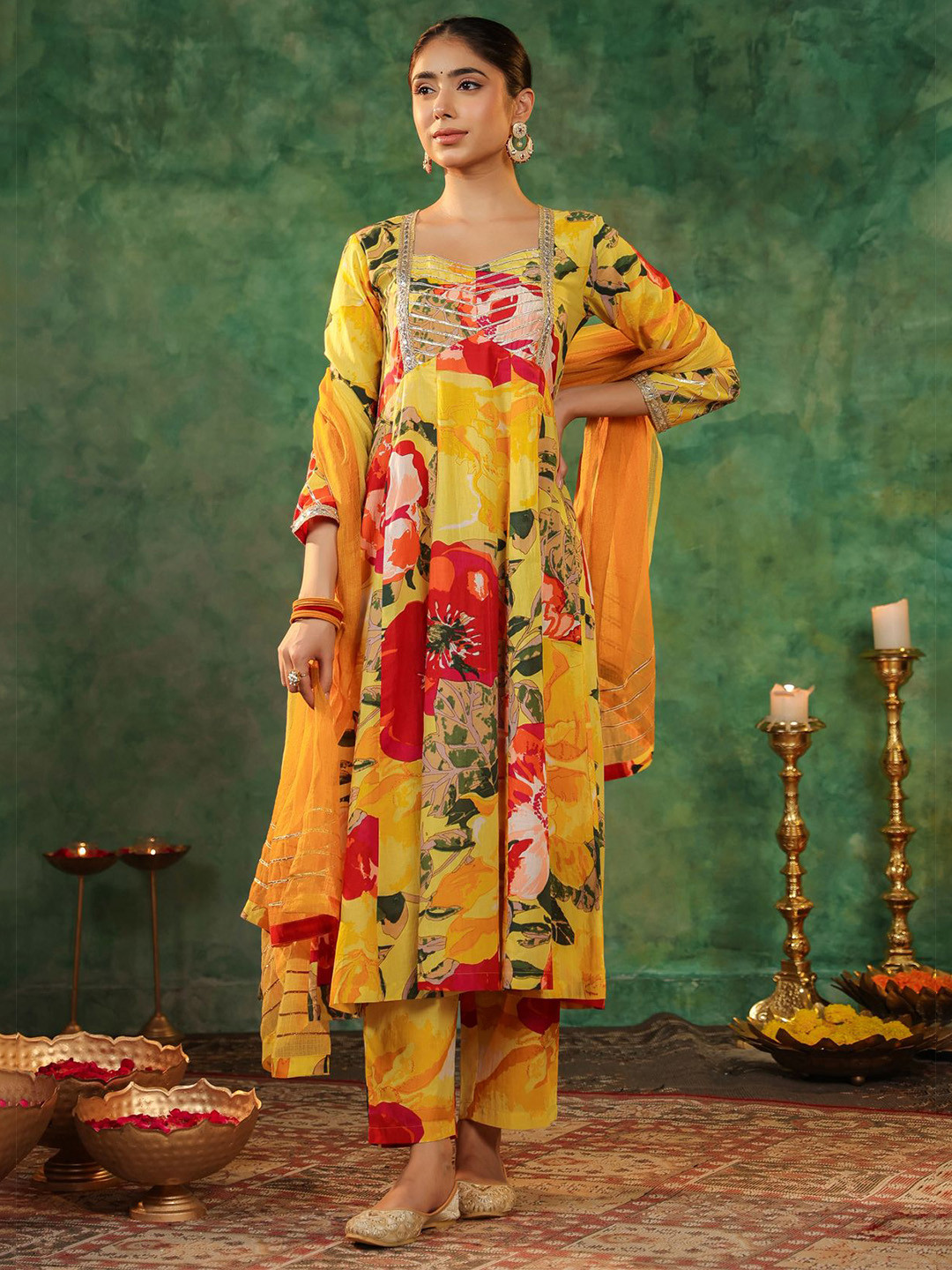 Rain & Rainbow Women Floral Printed Gotta Patti Pure Cotton Kurta Sets