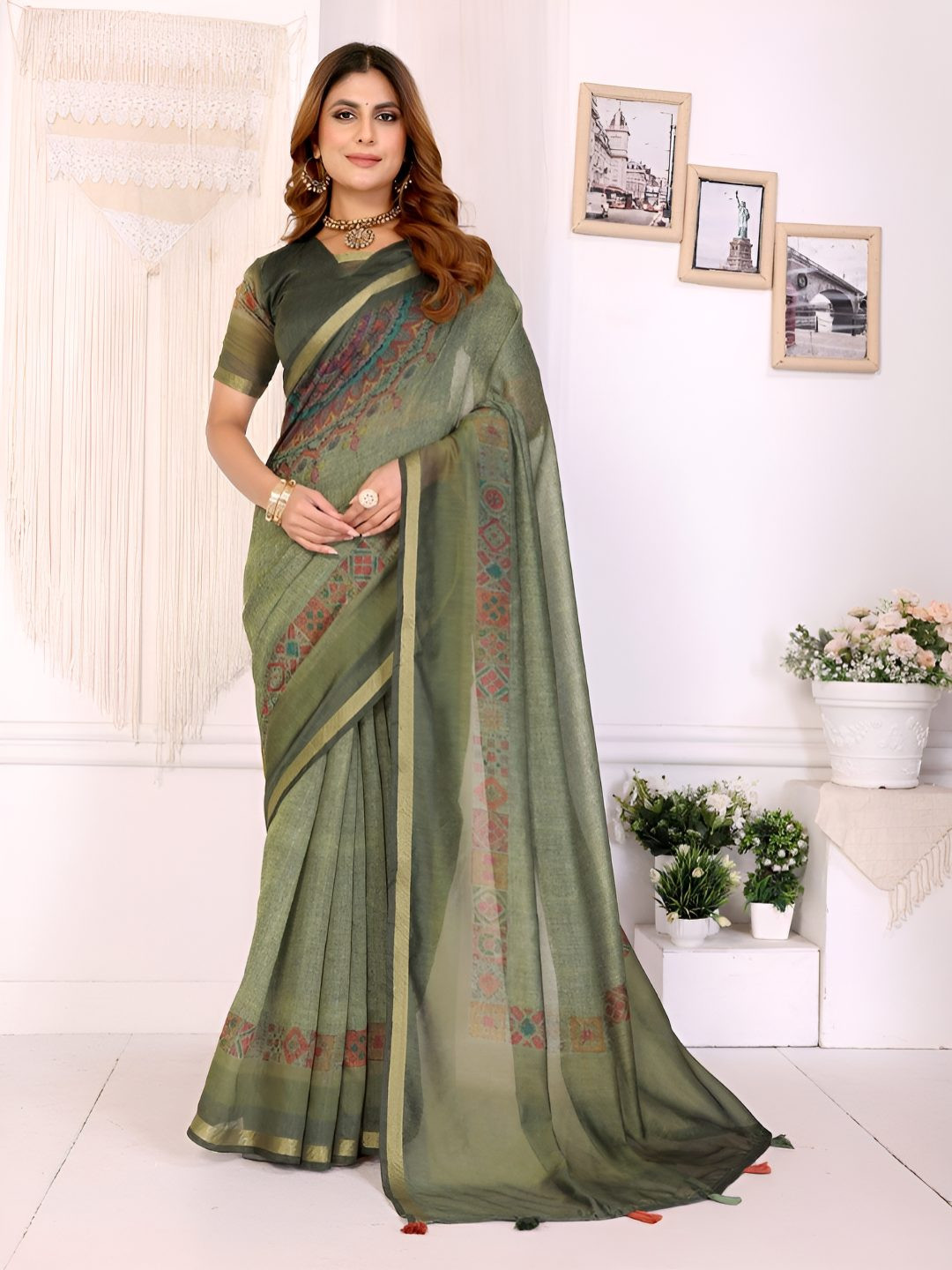 TRUSTED RAJVEER Women Ethnic Motifs Saree With Zari Border