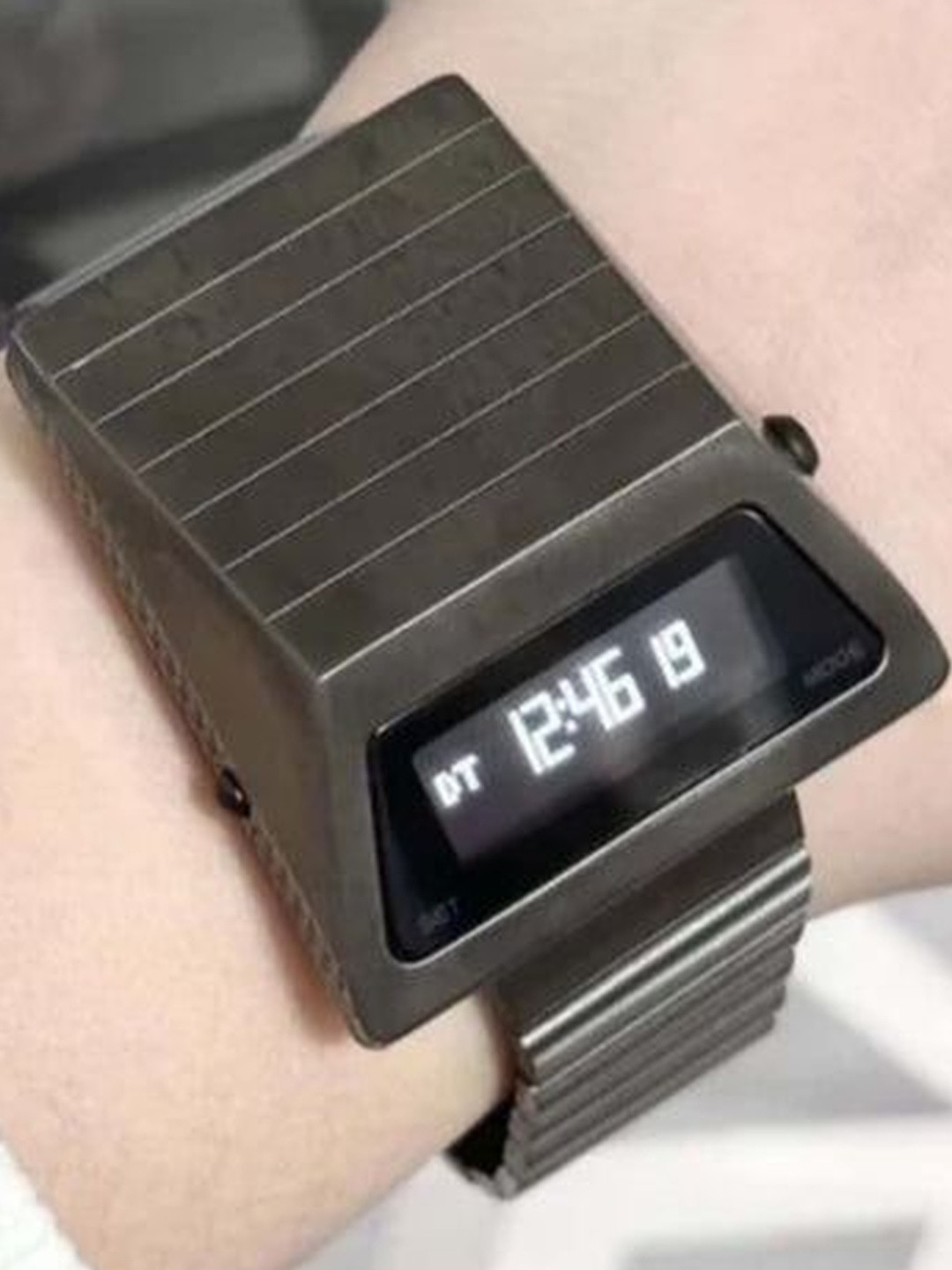 ZAADRAN Unisex Stainless Steel Textured Straps Analogue Automatic Watch Armored Tank